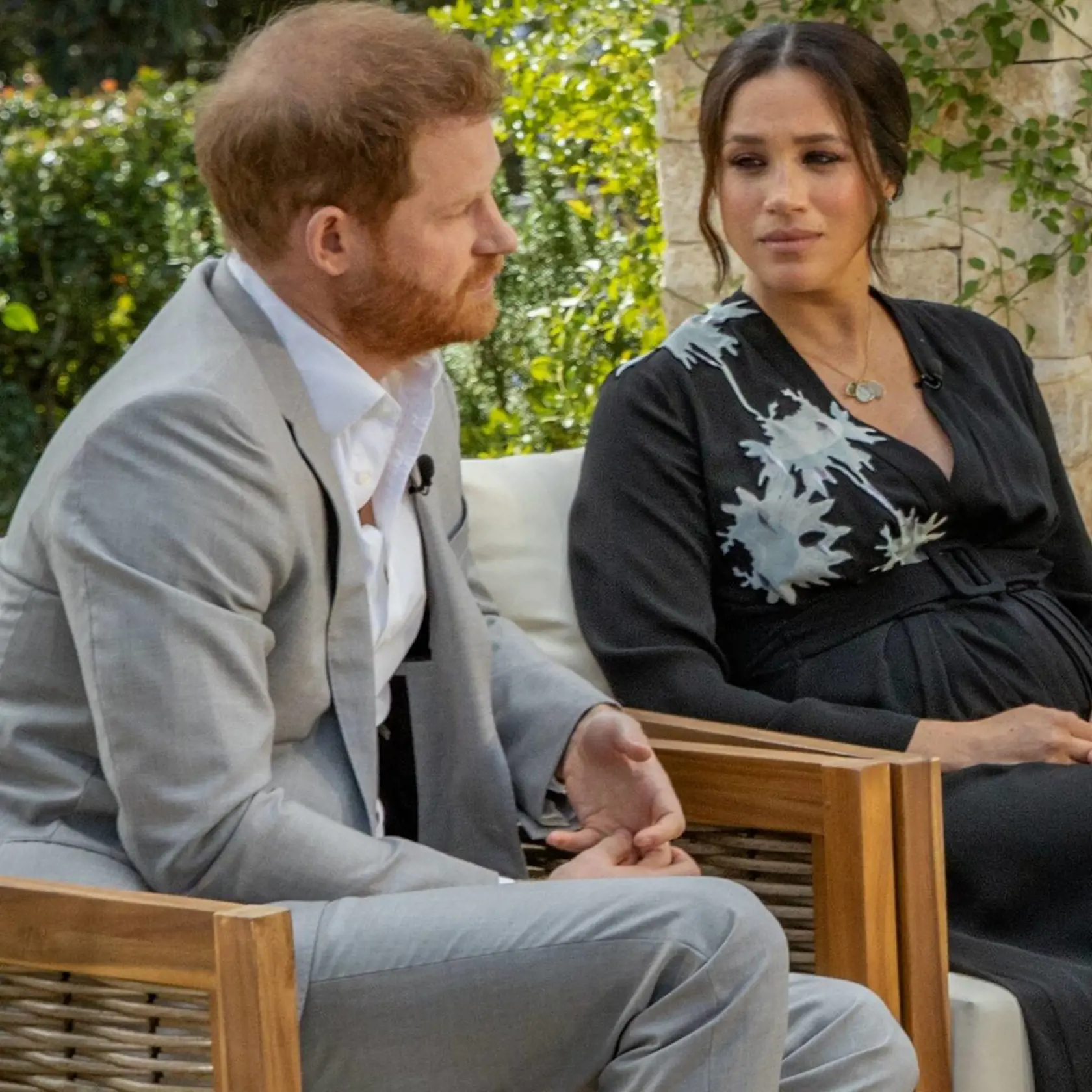 Princ Harry a Meghan Markle si vraj na dôležité interview vybrali kreslá podľa vlastného vkusu.