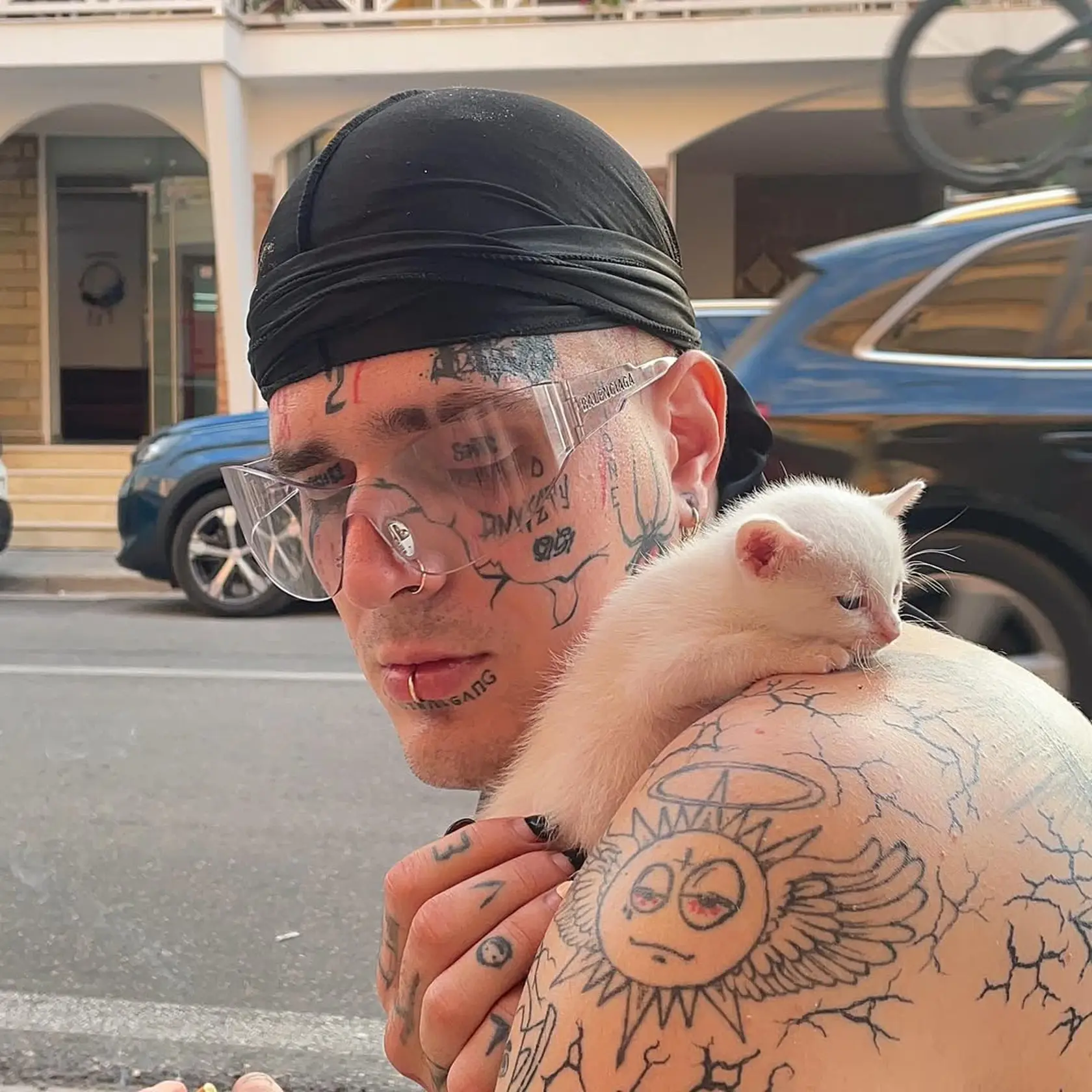 Český raper Dominik Vyšata, známy pod pseudonymom Vercetti, ktorý čelí obvineniam v súvislosti s drogami, sa opäť ocitol na slobode. Krajský súd v Bratislave rozhodol, že jeho sťažnosť na väzbu je opodstatnená, a preto nariadil jeho prepustenie.