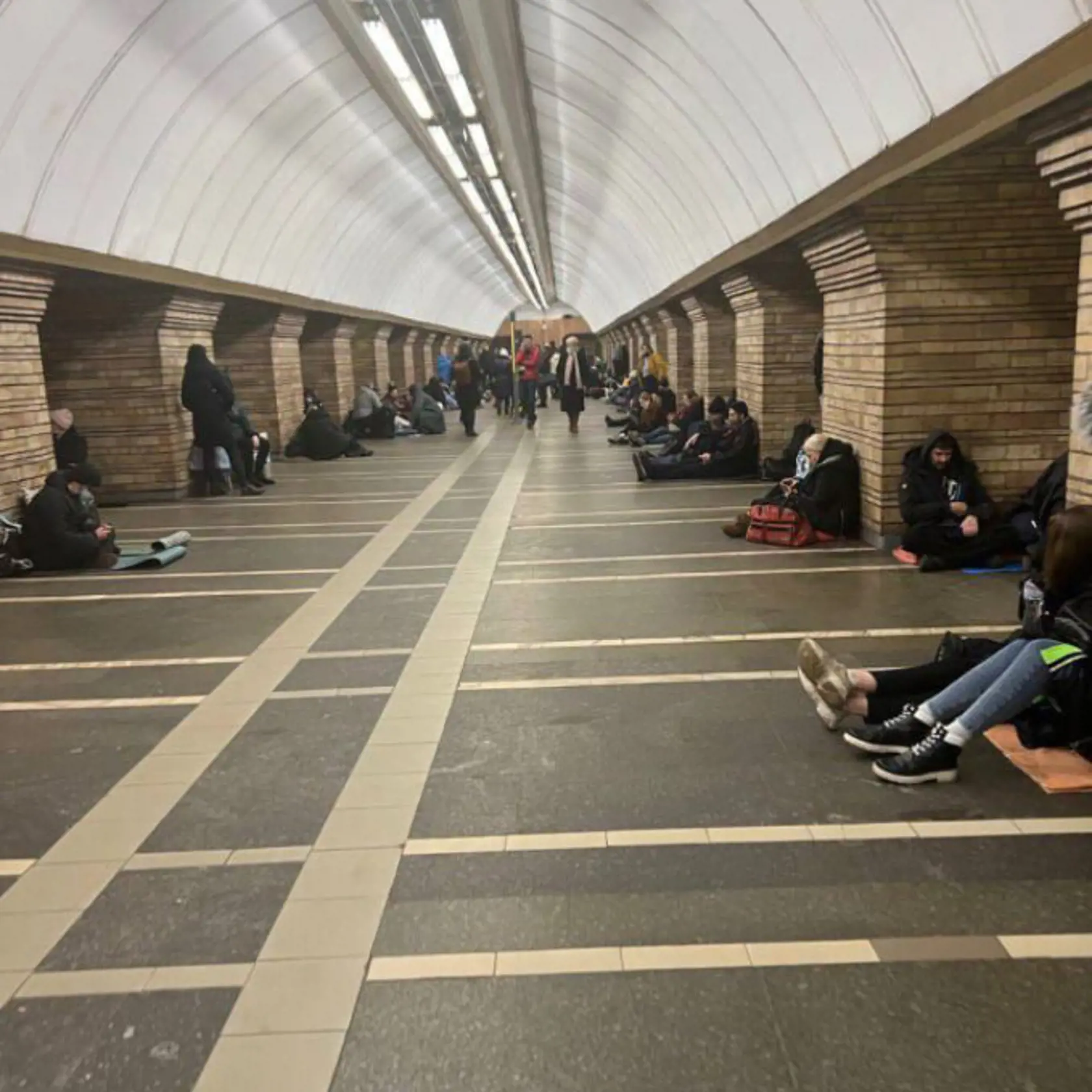 Obyvatelia Kyjeva prečkali prvú noc na stanici metra.
