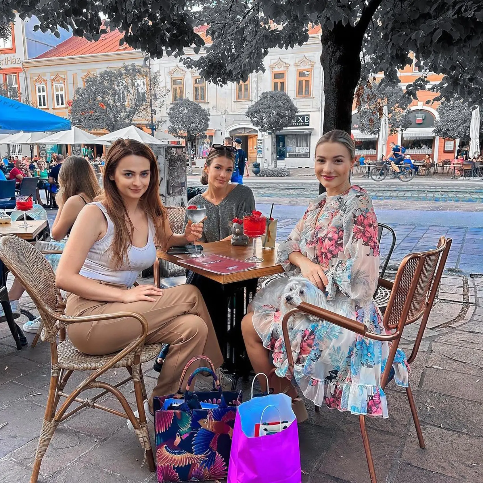 Mirka narodeniny oslávila so svojim kamarátkami. Pery má zväčšené naozaj jemne a vkusne.