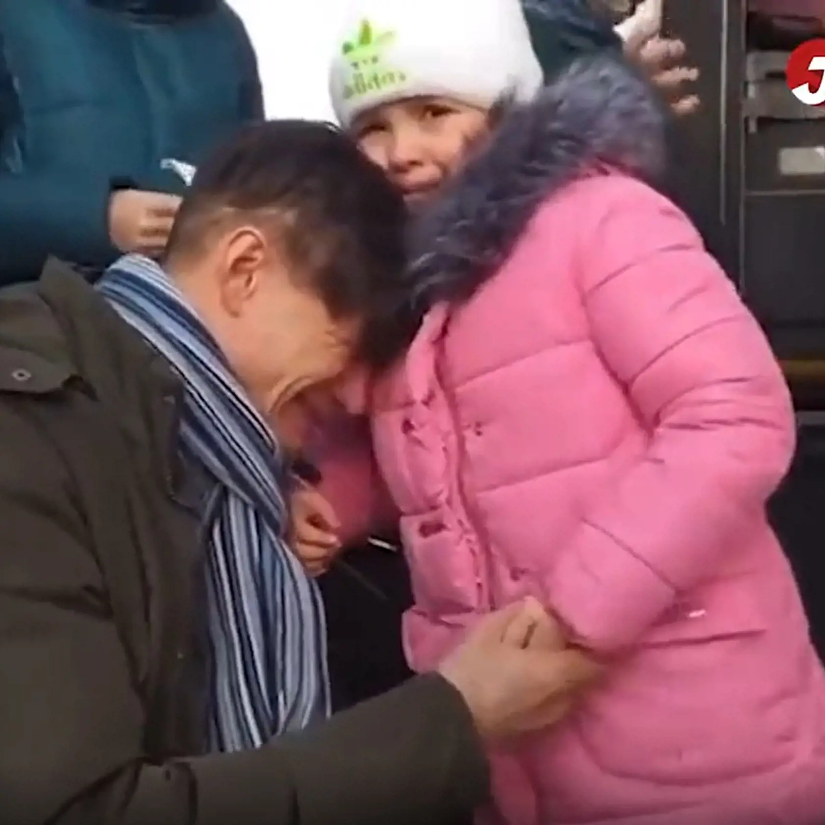 Otec sa lúči s dcérou; ona spolu s matkou odchádzajú, on zostáva bojovať.