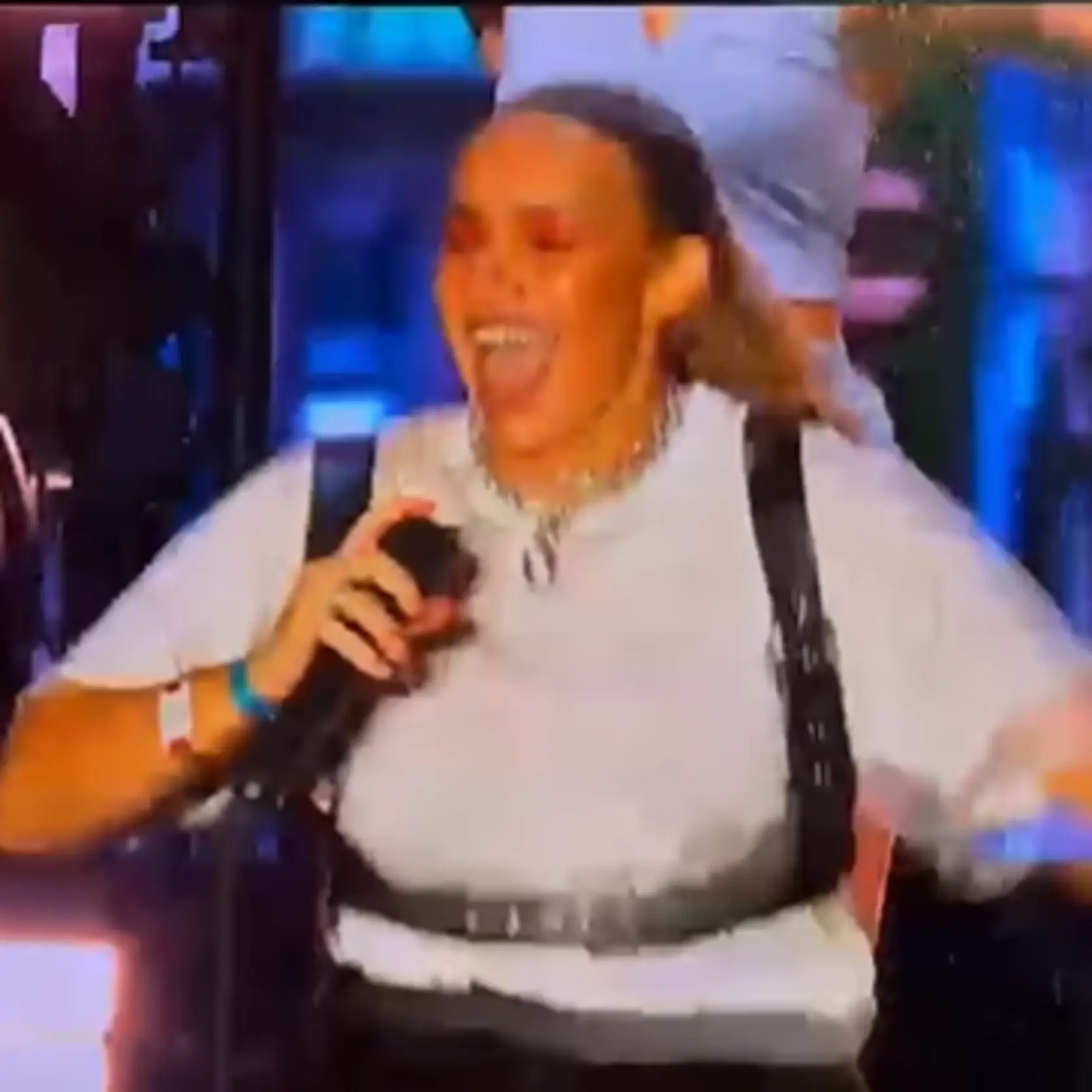 Slovenka Samantha si zavarila na festivale Lovestream: Po duete s Macklemorom putovala rovno za MREŽE!