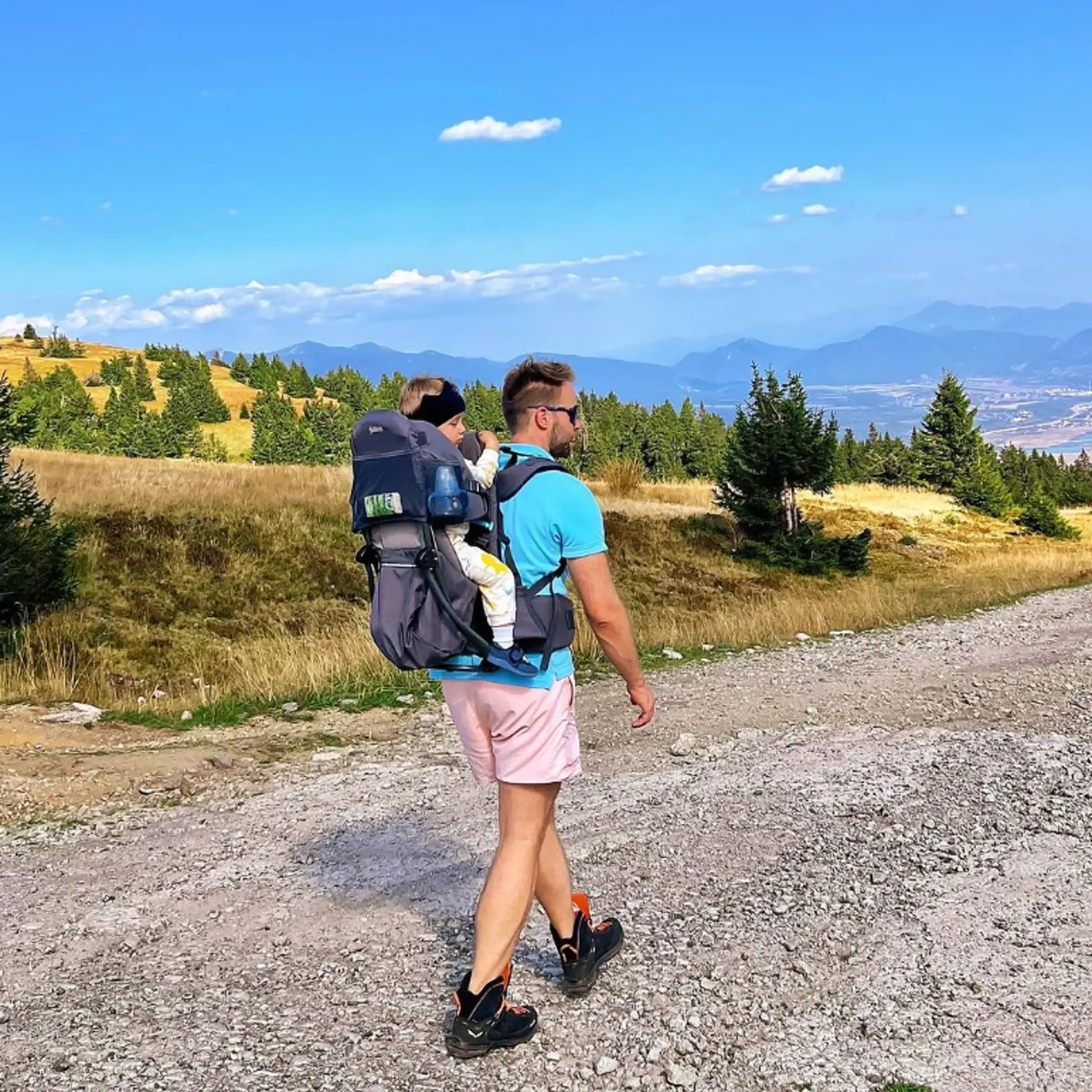 Tomáš Bezdeda so synčekom na turistike v Martinských holiach.