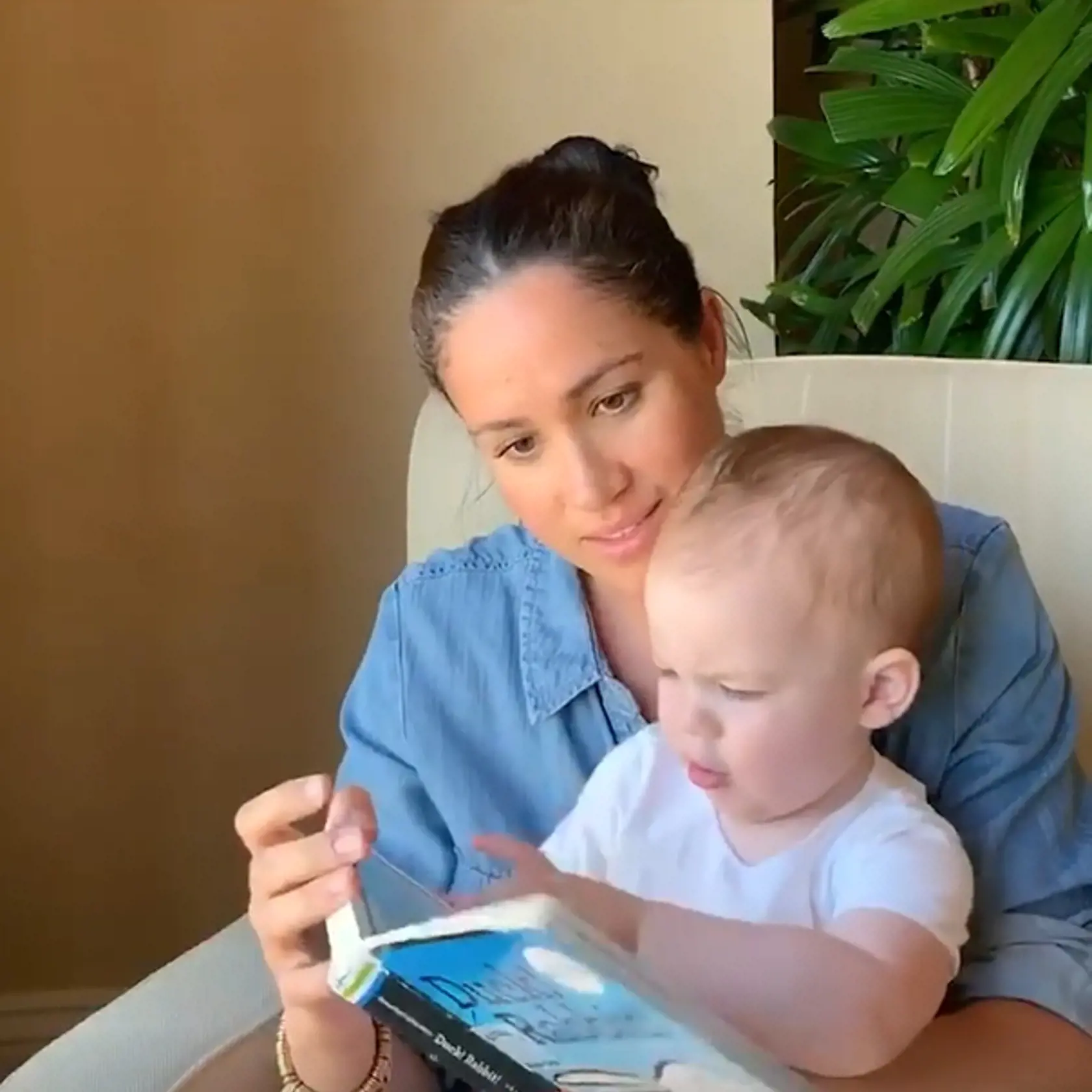 Vojvodkyňa Meghan čítala svojmu synovi Archiemu príbeh z detskej knihy. Video, ktoré zhotovil princ Harry, následne zverejnila britská charitatívna organizácia, ktorú chceli slávni manželia takýmto spôsobom podporiť.