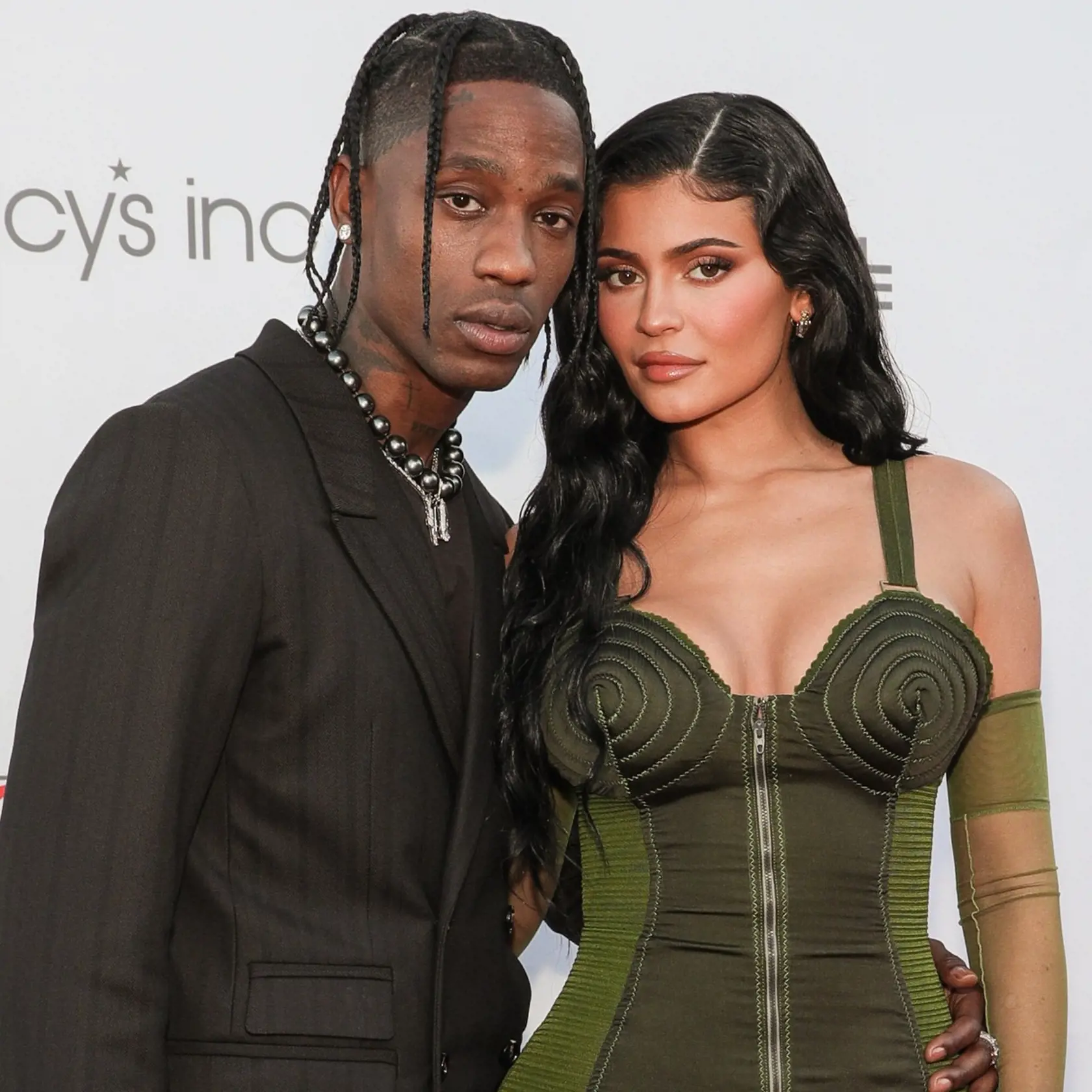 Milionárska a mama dvoch detí Kylie Jenner ukazuje čoraz viac.