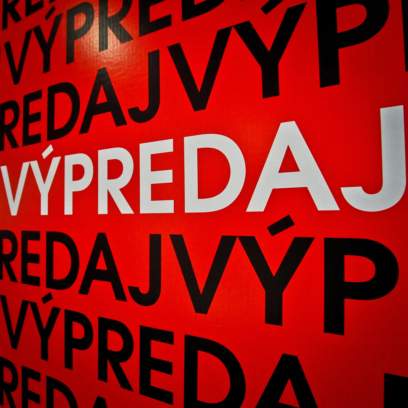 Výpredaje, akcie, zľavnený tovar. Vždy predtým, ako si zakúpite niečo v akcii, si pre istotu porovnajte aj cenu u konkurencie.