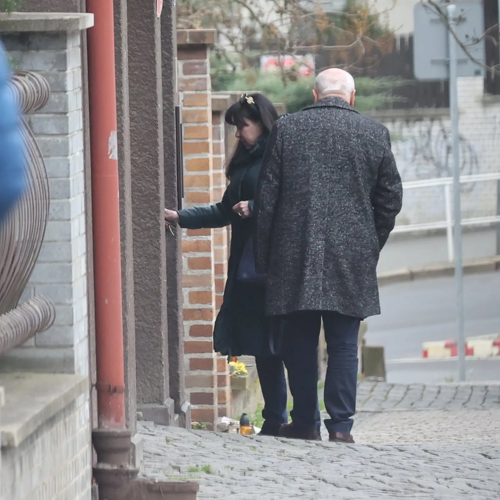 Ľudia vytvorili pred domom Slováčkovcov pietne miesto.