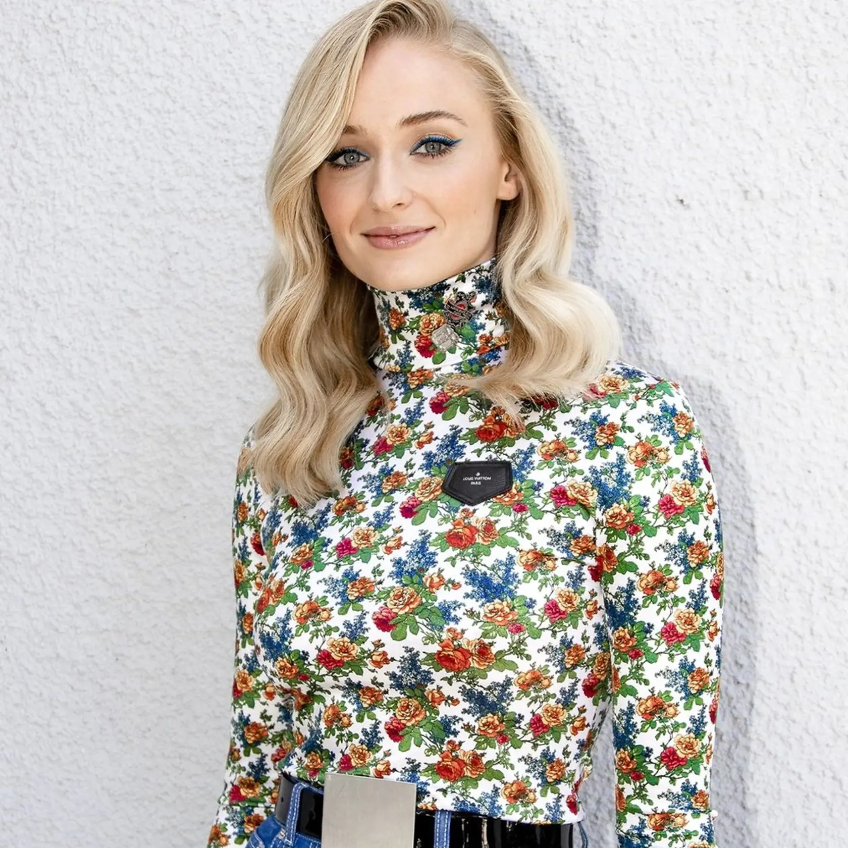Sophie Turner (23) Súmerné vlny tvorené širšou kulmou dodávajú seriálovej kráske priam anjelský vzhľad. 