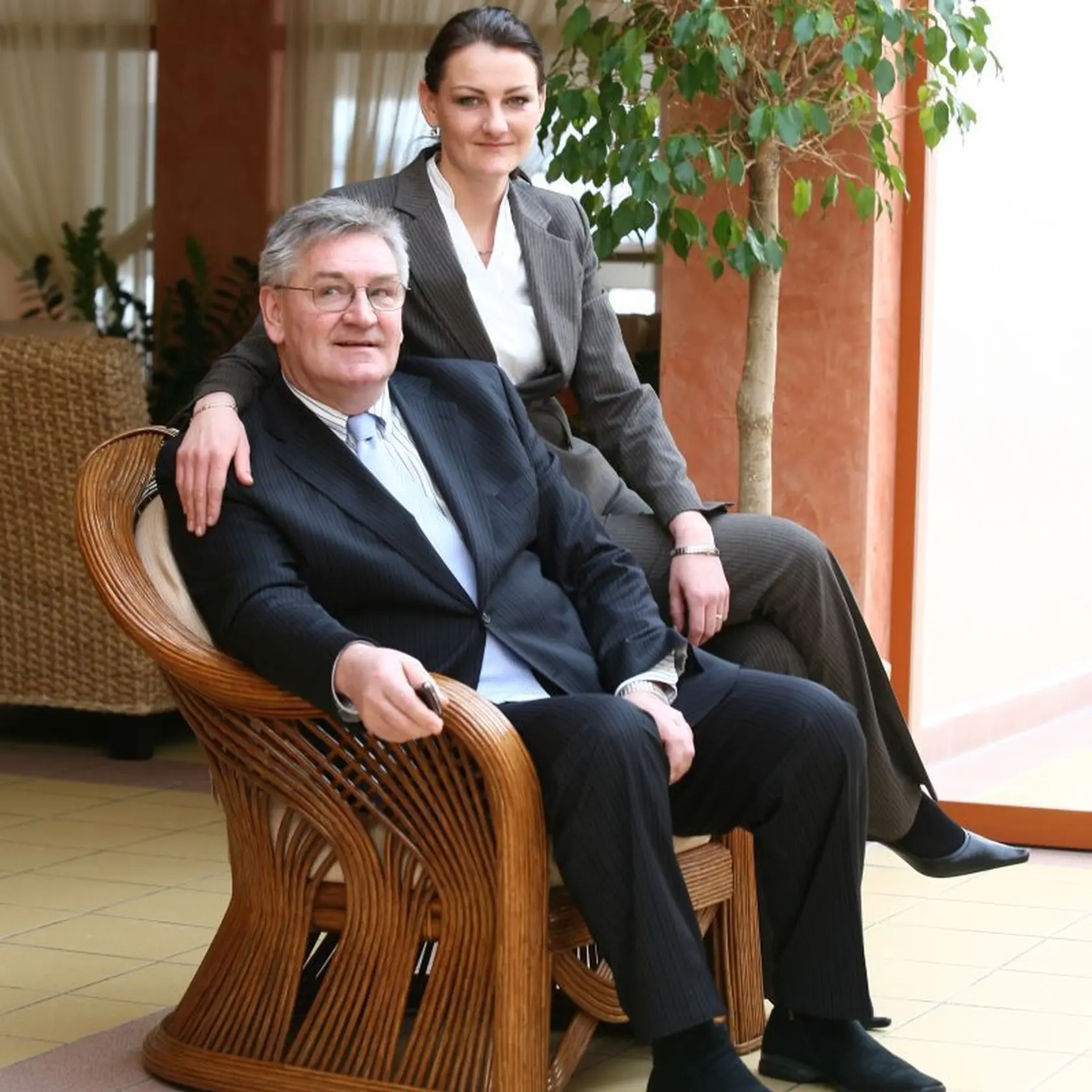 Napriek množstvu podnikateľských aktivít býva Karol Konárik v dome, ktorý si postavil pred 30 rokmi. Žije v ňom s manželkou Ľubomírou, ktorá je lekárkou.