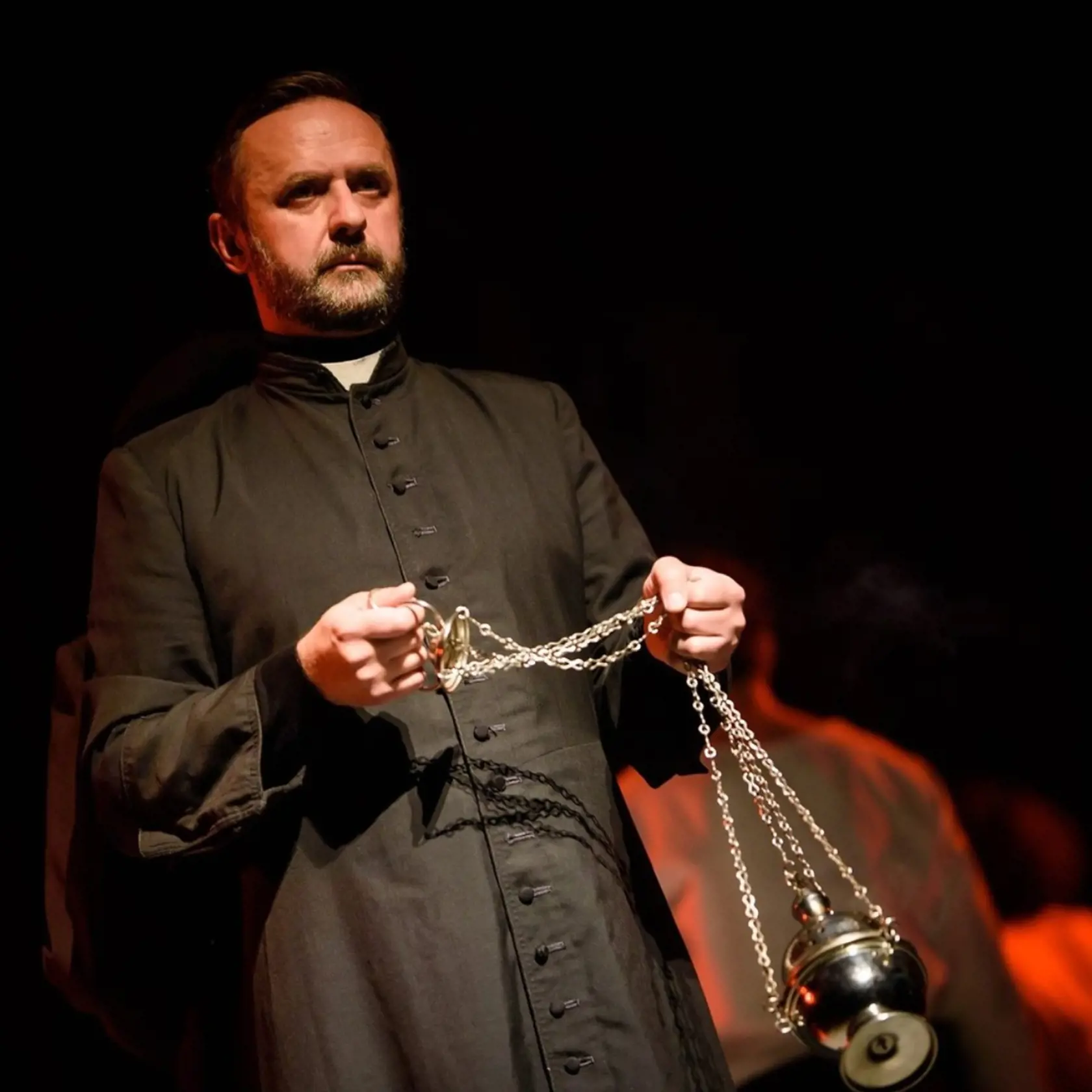 Vždy naše inscenácie sa venujú lokálnym témam. Znamená to , že vždy pátrame v našich príbehoch nášho mesta, regiónu. Snažíme sa nájsť nejaký odkaz alebo nejaký presah na súčasnú spoločnosť a na globálny svet. Chceme "zuniverzálniť" ten príbeh alebo tú danú tému. Tak je to tomu aj v tomto prípade.Venovali sme sa tejto udalosti, ktorá je známa. Bol o nej natočený dokument a písalo sa o tom aj v novinách, ale zároveň nás to vlastne provokovalo.