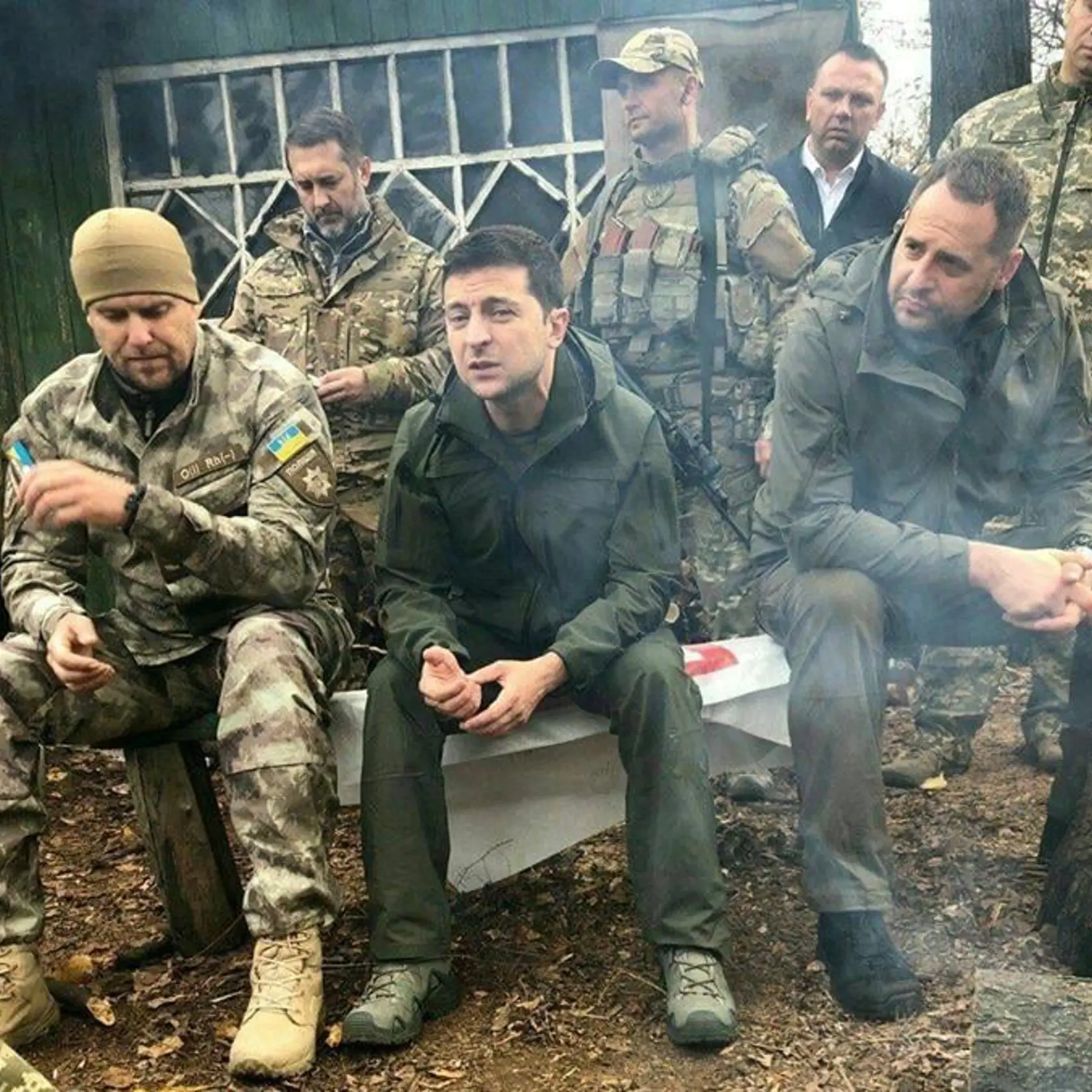 Ukrajinský prezident Volodymyr  Zelenskyj medzi vojakmi.