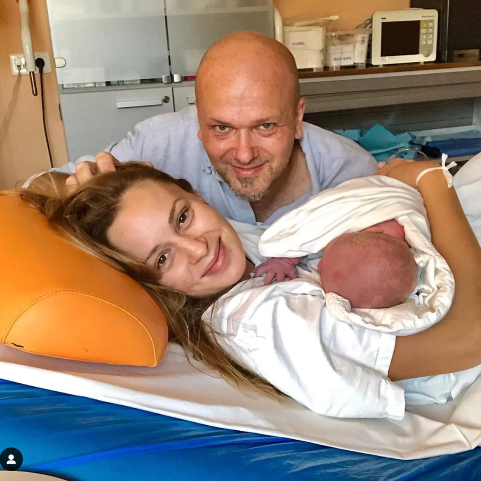 Mária s manželom vybrali pre svojho synčeka netradičné meno Ruben, ale fanúšikom sa páčilo. A čo znamená? Meno je hebrejského pôvodu, odvodené zo slova "rúbén"- "pozrite, syn".
