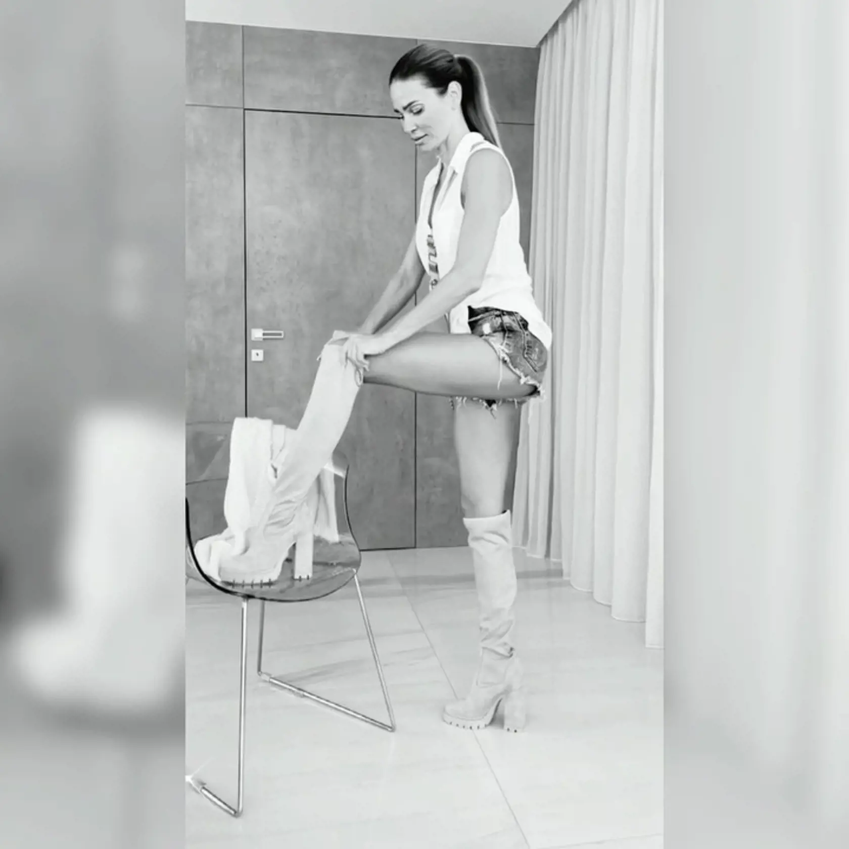 Andrea Verešová si dala doma zhotoviť dvere bez zárubní a vyzerajú naozaj skvelo.