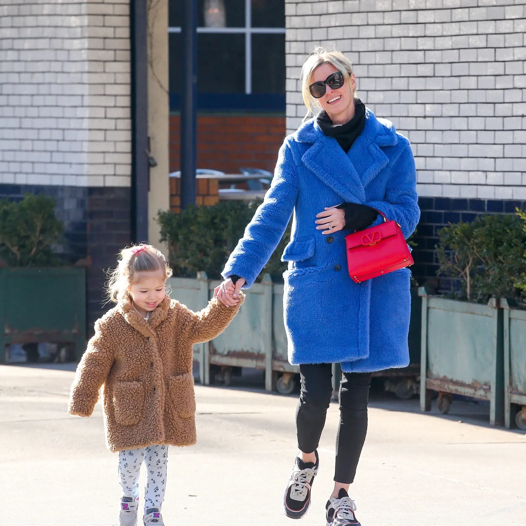 Nicky Hilton nosí teddy kožúšok najradšej s teniskami a mamin vkus zdieľa aj malá Lily-Grace.