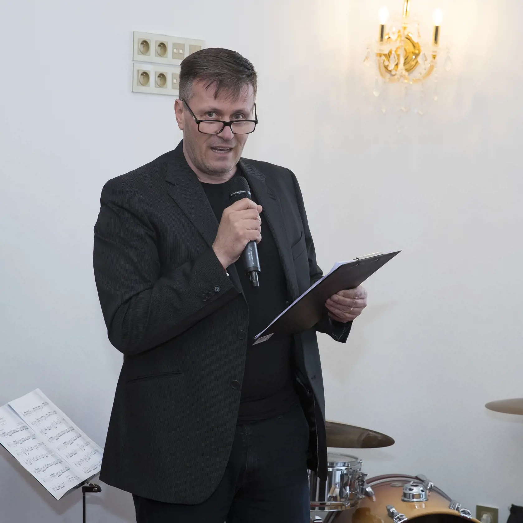 Slavnostne otvorenie zrekonstruovaneho kastiela v Bernolakove. Vecer moderoval Julo Virsik.