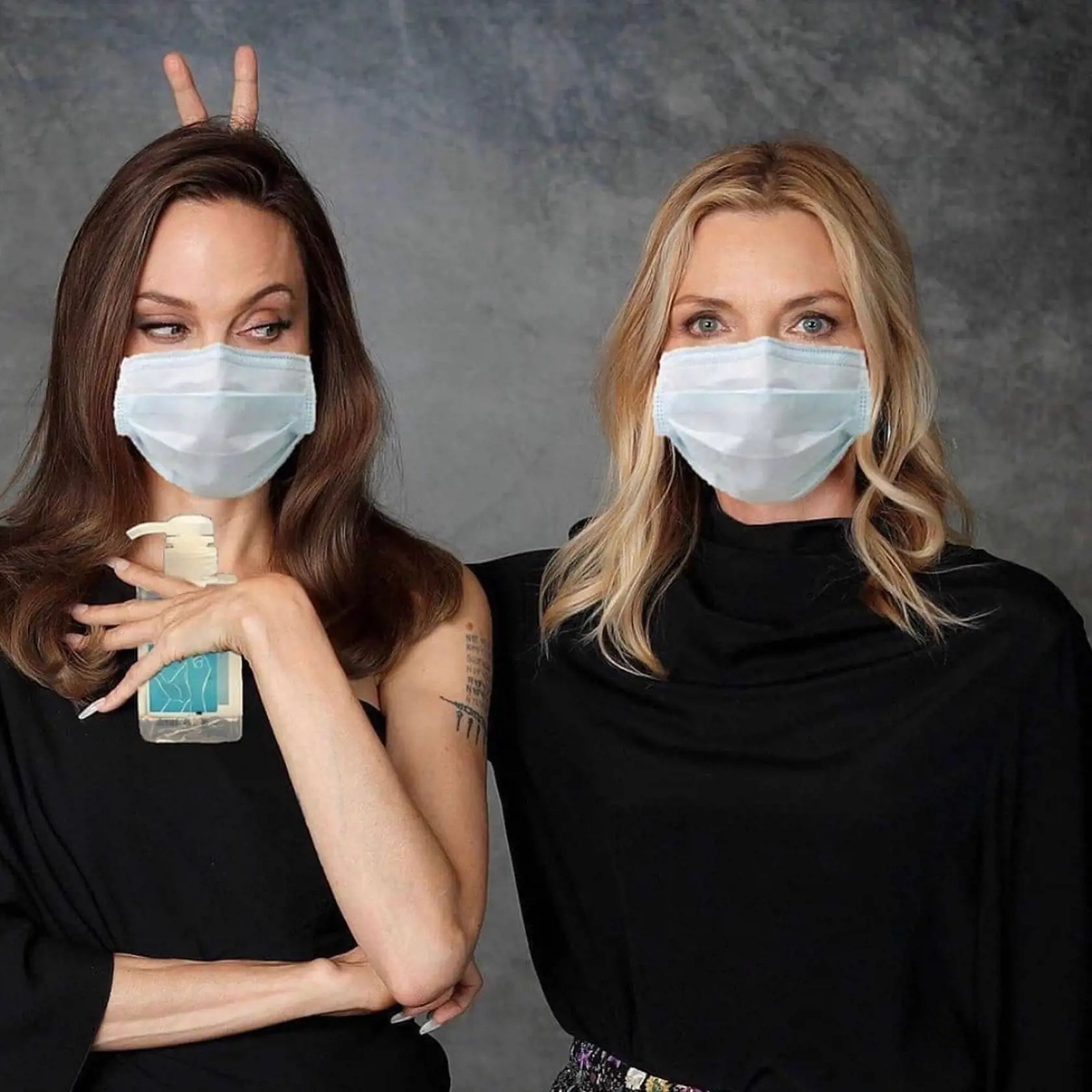 Herečky Angelina Jolie a Michelle Pfeiffer podporili iniciatívu aj kampaňou.