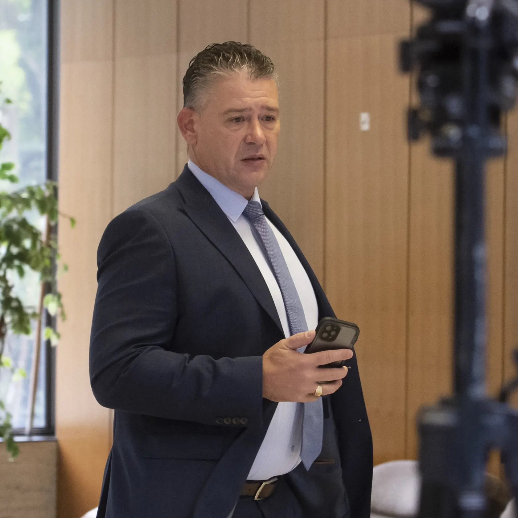 O reakciu k medializovanému prípade sme poprosili aj ministra vnútra SR Romana Mikulca. "Malosť toho a snahu o zviditeľnenie sa svedčí o tom človeku, ktorý prepis konverzácie do médií poskytol. Nastáva zároveň otázka: Za akým účelom? Údajné súkromné komunikácie nebudeme bližšie komentovať. Nebudeme poskytovať ďalší priestor na medializáciu osobe, ktorá ich do médií poskytla," odpísala nám hovorkyňa rezortu vnútra Zuzana Eliášová.