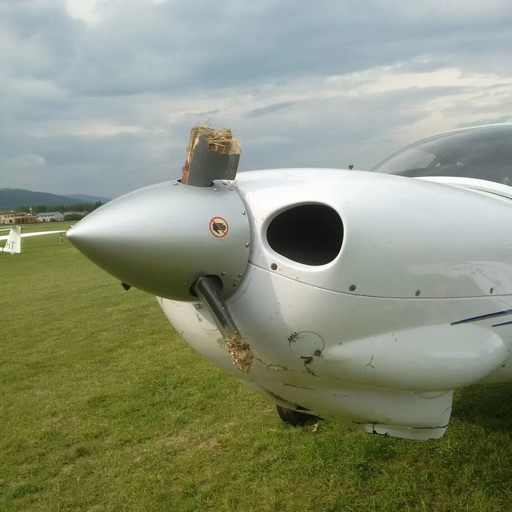 Motorové lietadlo, v ktorom letel Fico, prišlo o listy vrtule.
