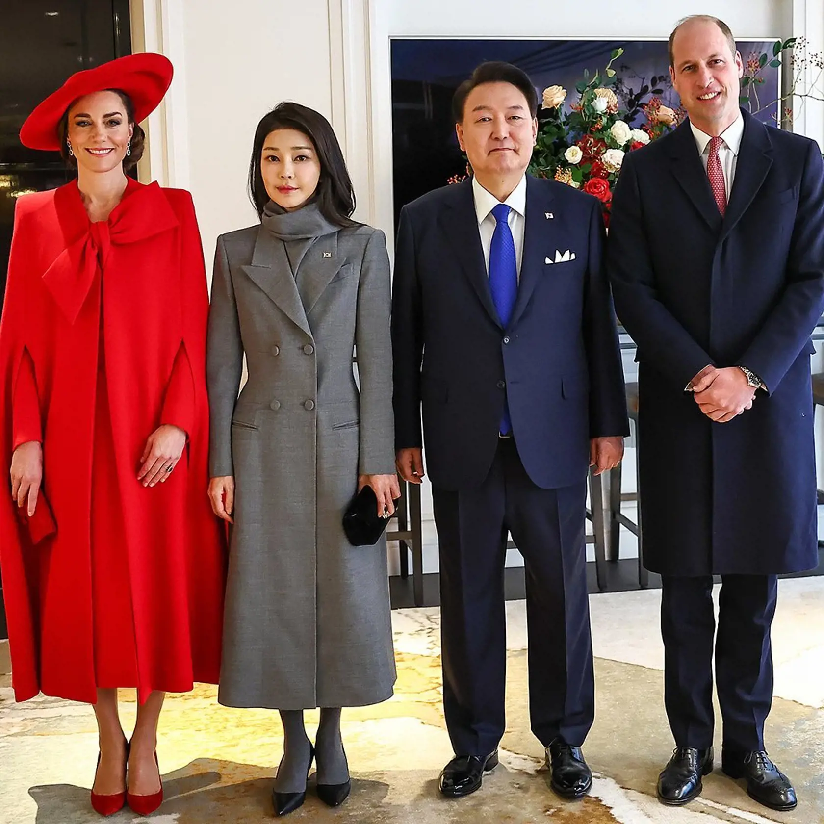 William a Kate Middleton zohrali kľúčovú úlohu pri pozdrave prezidenta a prvej dámy v ich londýnskom hoteli dnes ráno. Prvá dáma, oblečená v nenápadnom sivom kabáte, popri Kate pôsobila ako šedá myška.