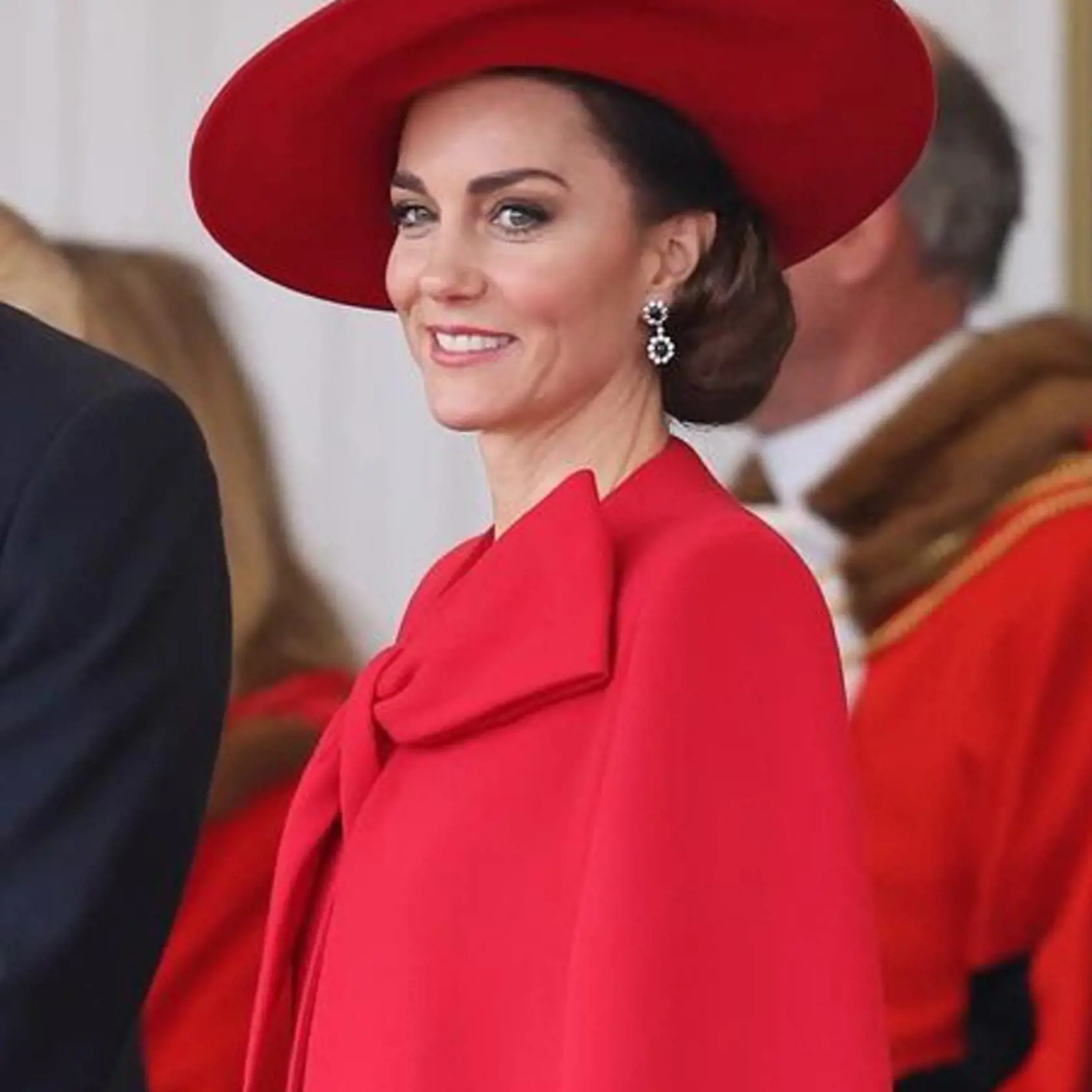 Princezná Kate vyrážala červeným outfitom dych. Všetky pohľady sa sústredili na ňu.