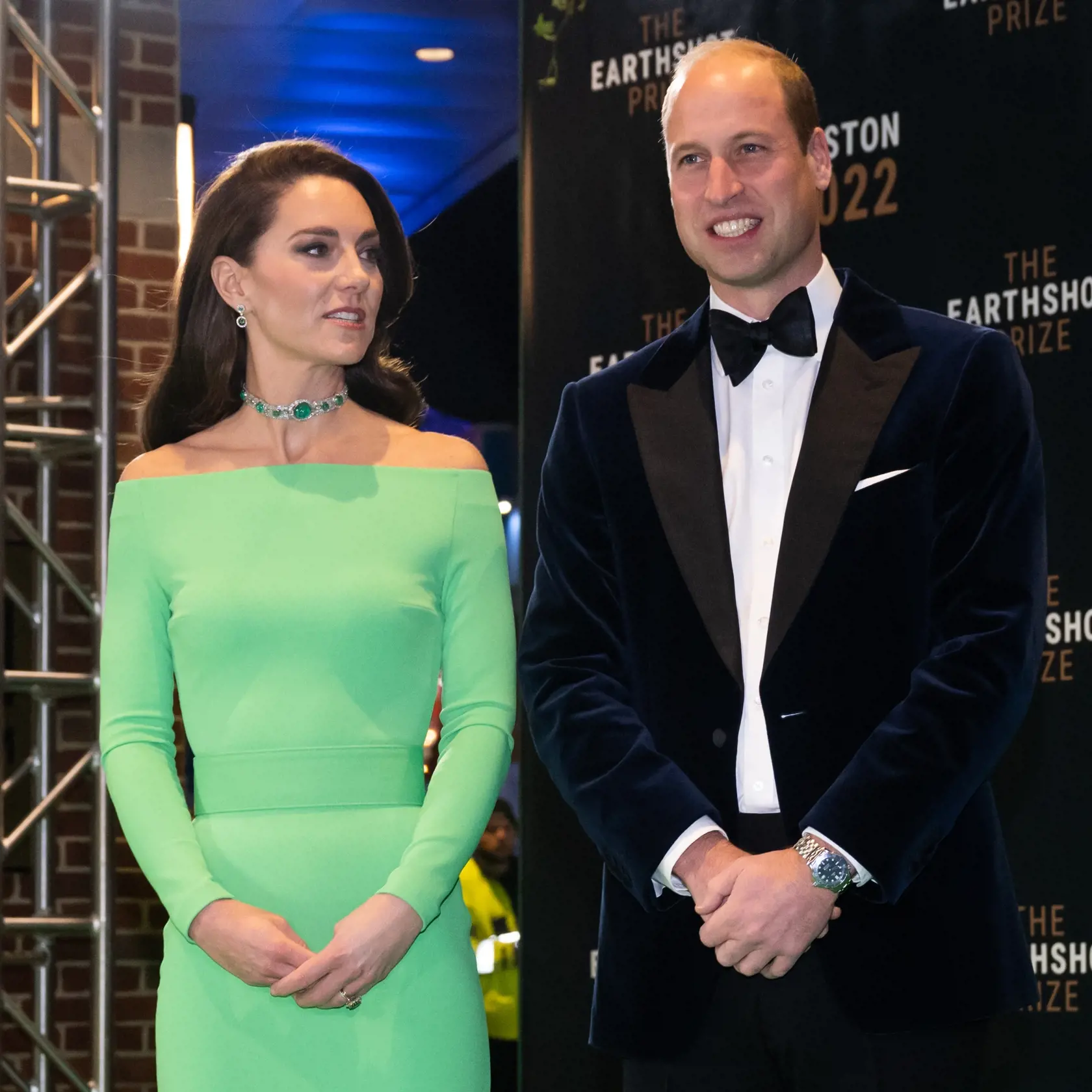 Prejavy lásky a náklonnosti sú pre kráľovský pár veľmi nezvyčajné. Kate a William pri verejných stretnutiach zvyčajne udržiavajú mierny odstup, ktorý je základom ich predpísaného správania.