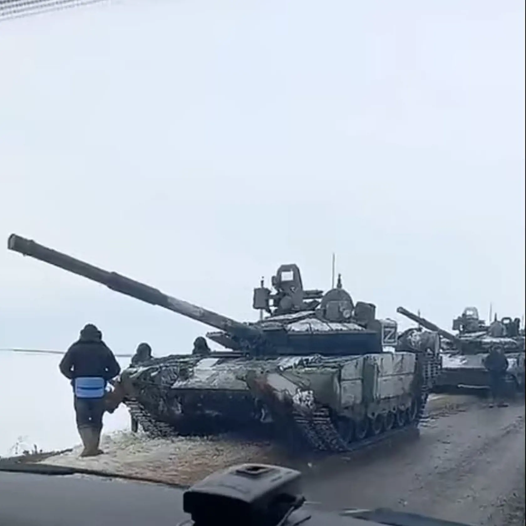 Ruské tanky a obrnené vozidlá smerujúce na Ukrajinu.