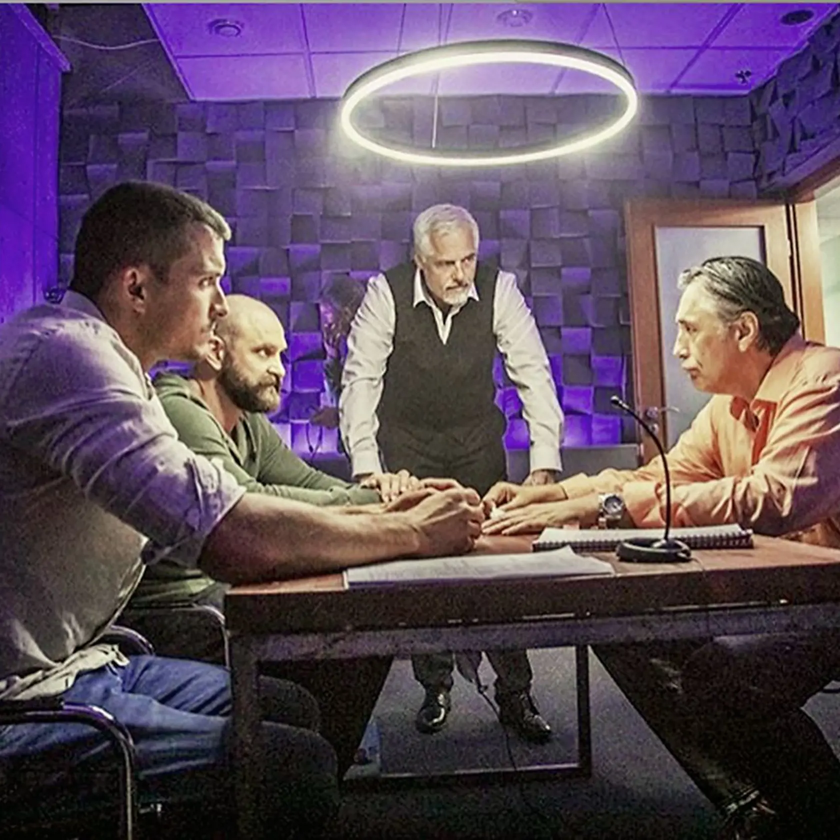 Seriál Za sklom má podľa Jána Koleníka pripomínať ľuďom politické kauzy, na ktoré sa zabúda.