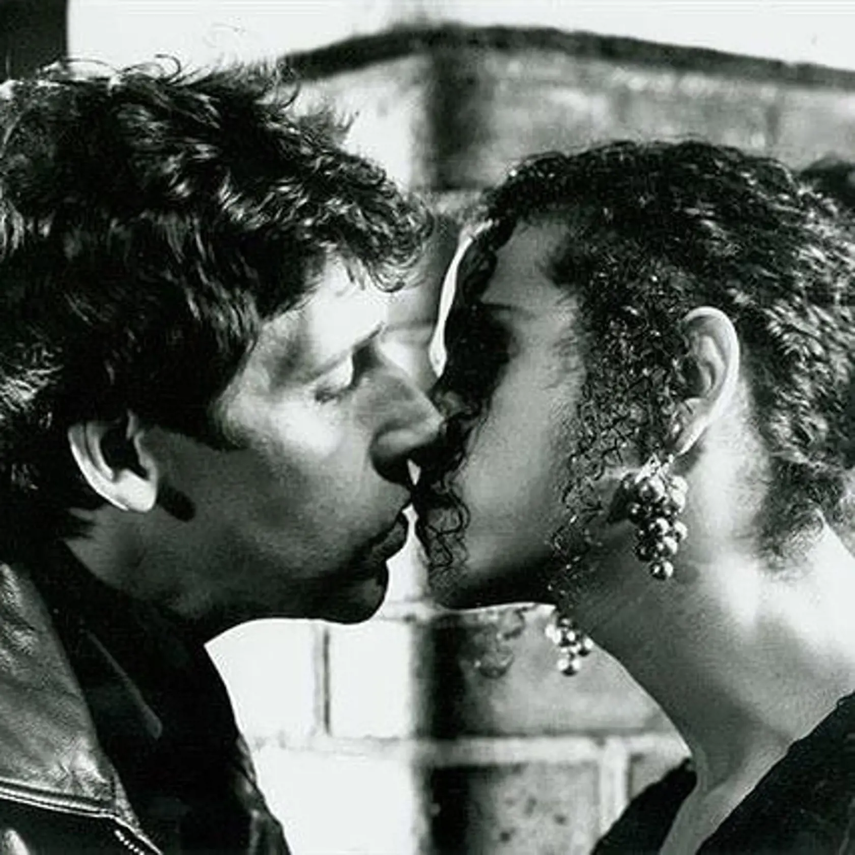 Jaye Davidson vo filme Hra na plač s hercom Stephenom Rea. 