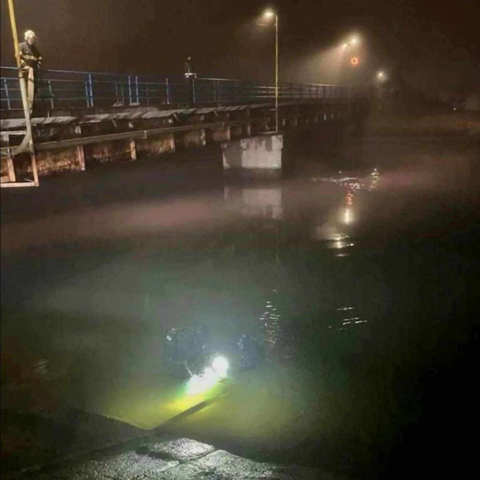 Jozefovi kolegovia si všimli stopy pneumatík smerujúcich do kanála.