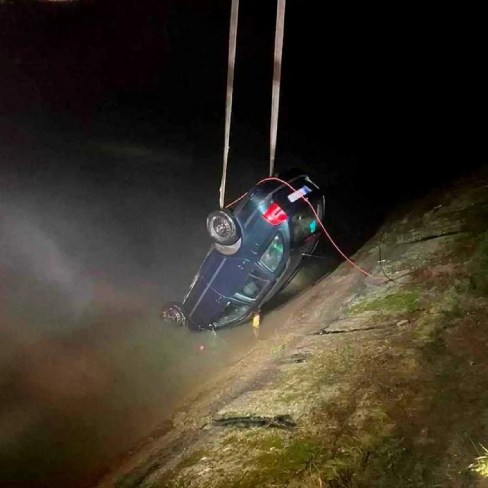 "Po lokalizácii vozidla potápačmi pohotovostného poriadkového útvaru bolo vozidlo vytiahnuté z kanála," informovala žilinská polícia.
