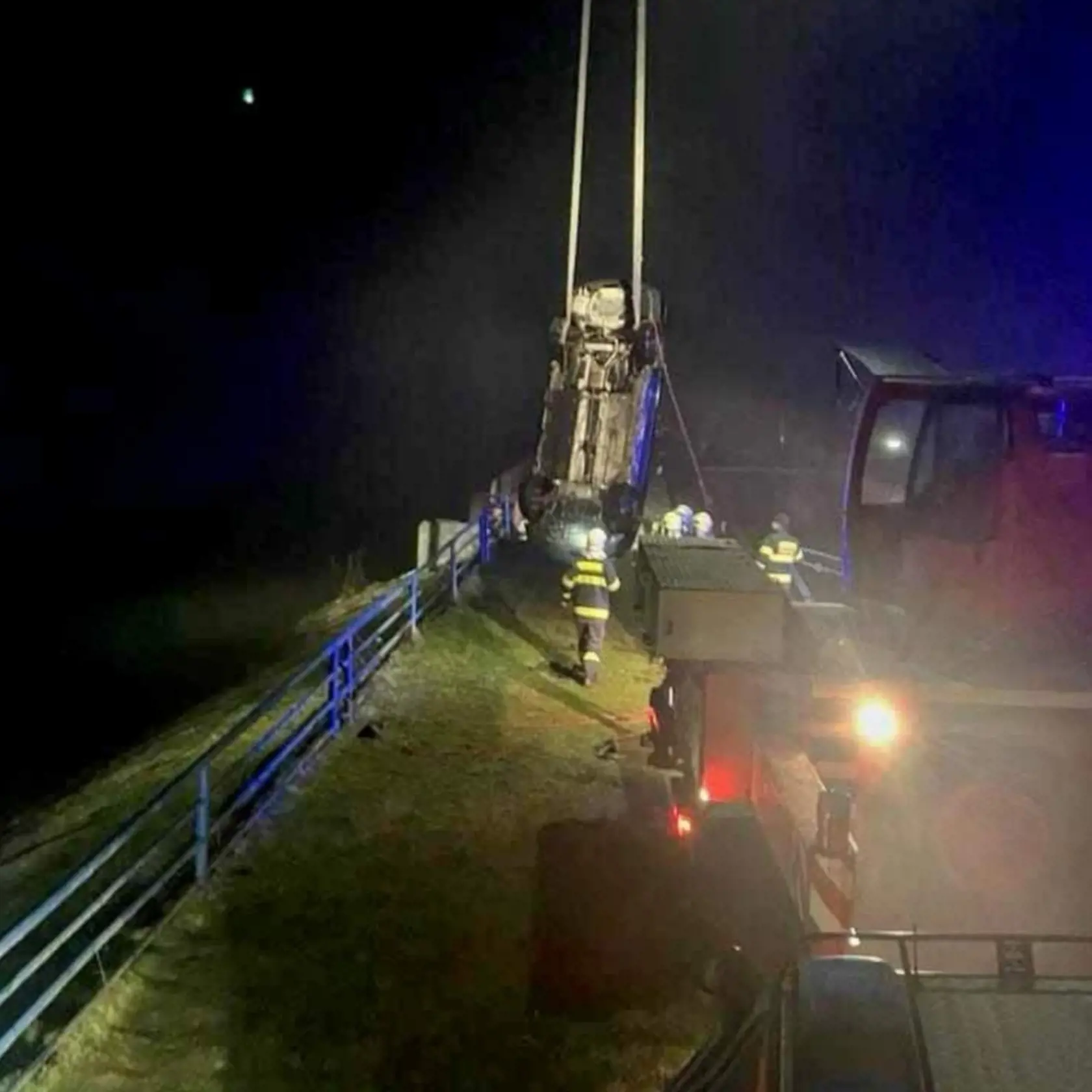 Auto policajti z Hričovského kanála vytiahli, bolo však prázdne.