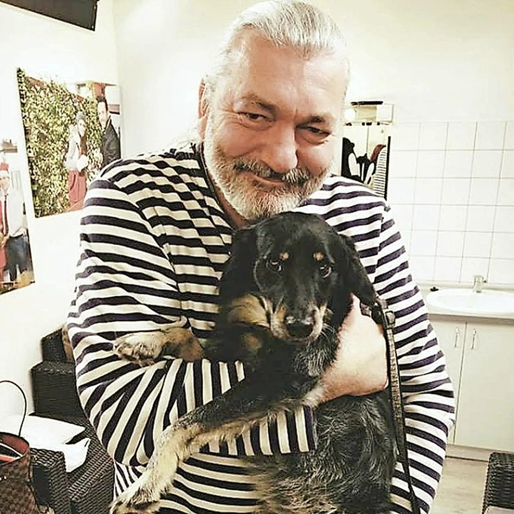 Pred päťdesiatkou sa konečne usadil a žije spokojný život.