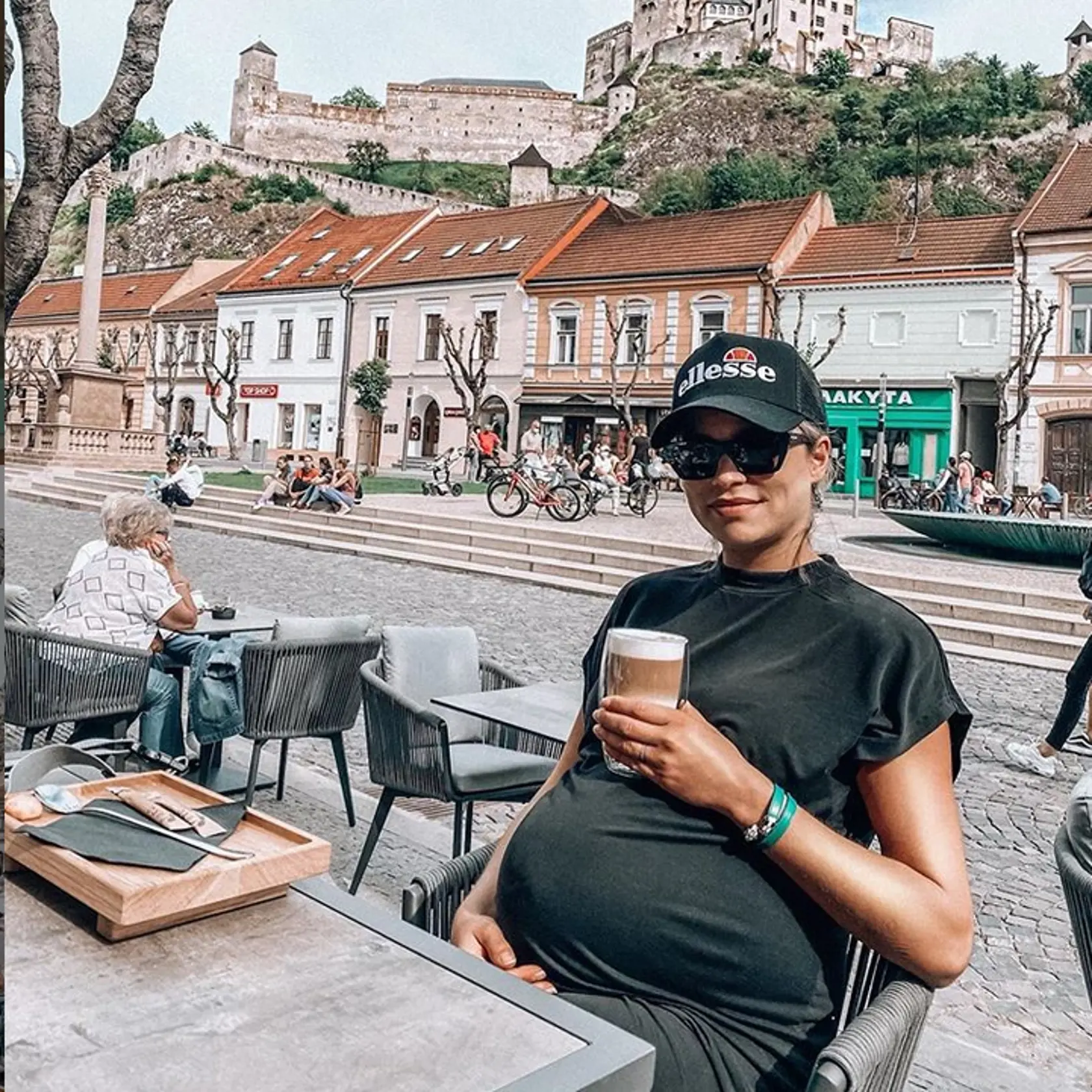 Ivanka napísala: ,,No nie je ten Trenčín krásny? Zbožňujem atmosféru historického námestia. Tie všetky letné terasky, fontánu, Morový stĺp a výhľad na historický hrad🙏🏼🤍Všetko dokonale ladí..."