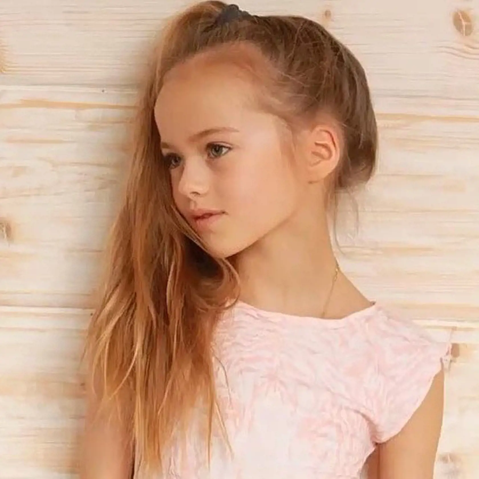 Kristina Pimenová  (17) absolvovala svoje prvé módne fotenie ešte skôr, ako mala štyri roky.  Jej nezábudkové oči doslova pobláznili svet a stala sa najkrajším dievčatkom sveta. Ako však vyzerá mladá dáma dnes? Neuveríte.