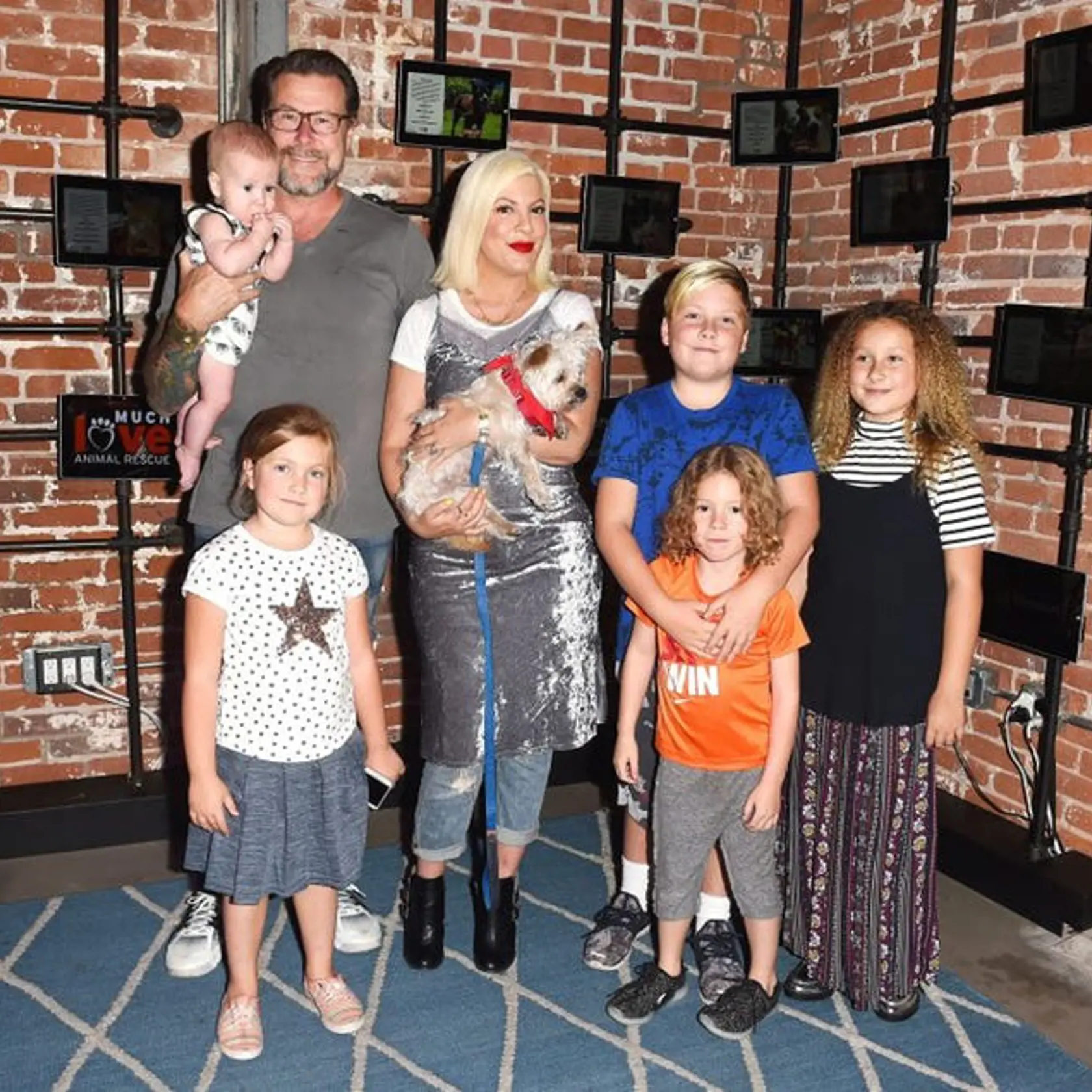 Tori Spelling, alias seriálová Donna z Beverly Hills 90210, vyrastala v megabohatej rodine. Ona sama však dnes žije celkom opačne a spolu s manželom skromne vychovávajú 5 detí.