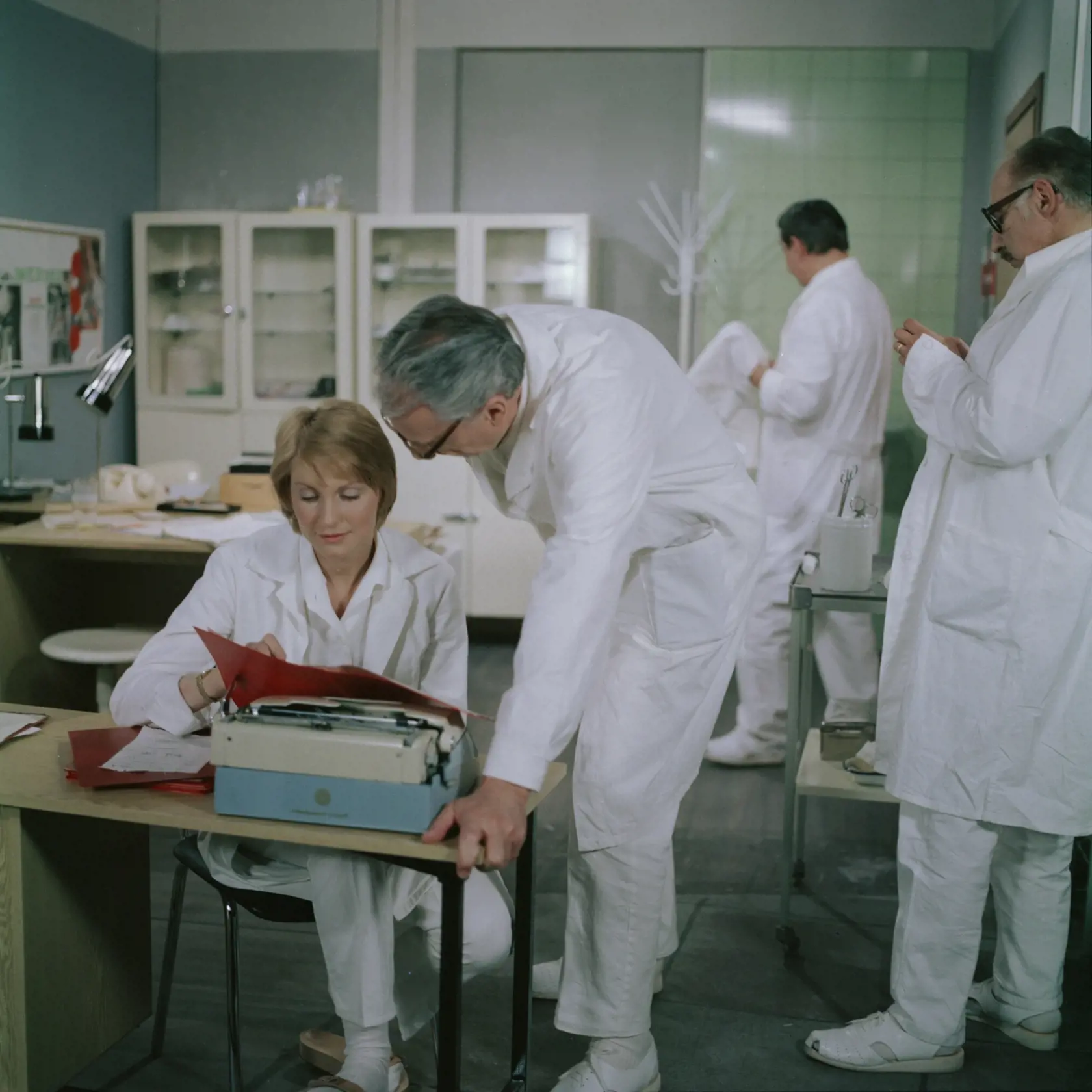 Televizní seriál o životních osudech lékařů, zdravotních sester a zdravotního personálu z jedné okresní nemocnice, 1981, II., Balzerová Eliška a Chudík Ladislav v ordinaci