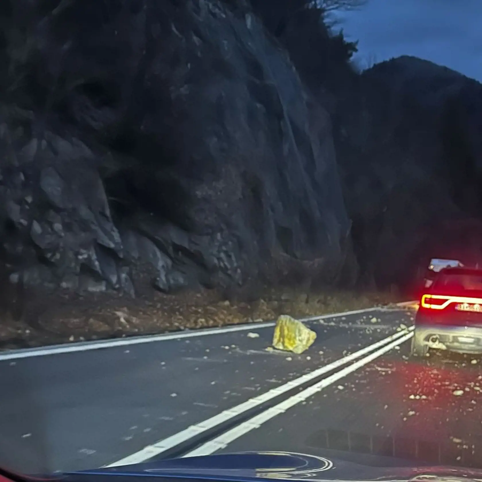 Na ceste I/18 pod Strečnom sú na ceste padnuté kamene