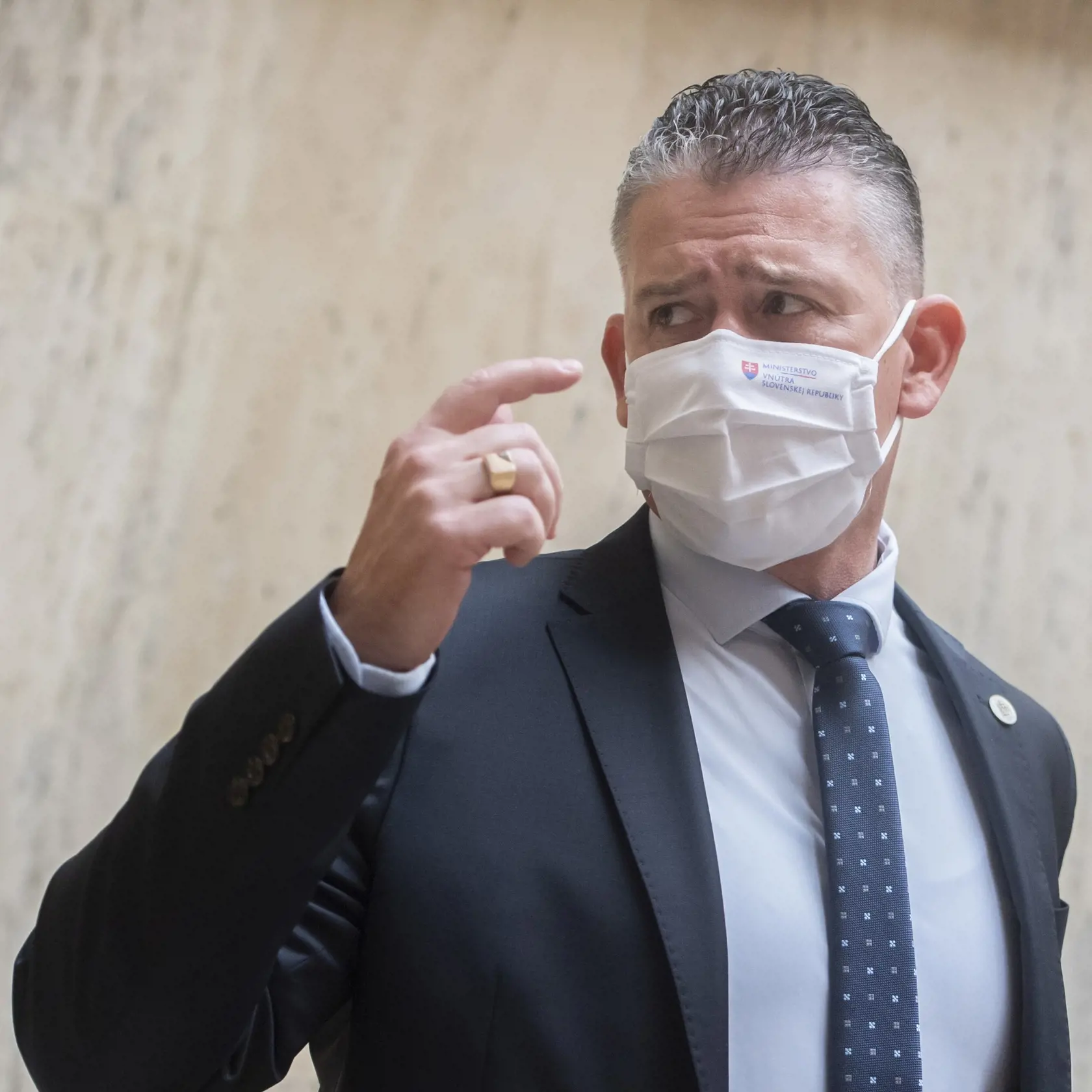 Na snímke minister vnútra SR Roman Mikulec (OĽaNO) prichádza na 12. rokovanie vlády SR 19. mája 2021 v Bratislave. FOTO TASR - Martin Baumann
