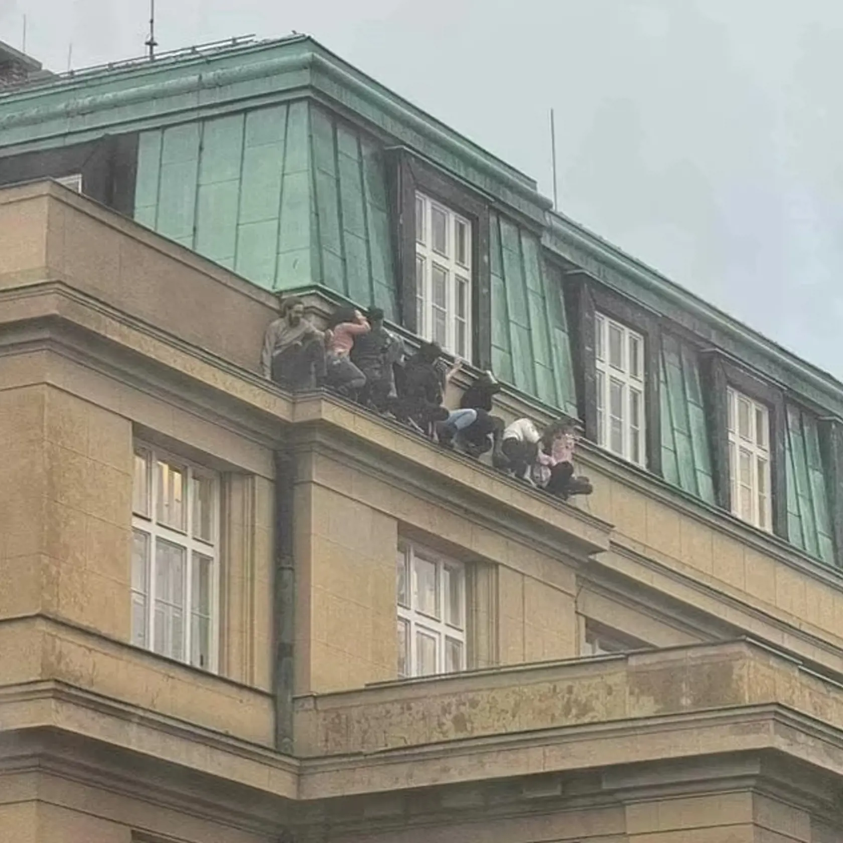 Zdesení študenti sa pred strelcom ukrývali na rímske budovy.