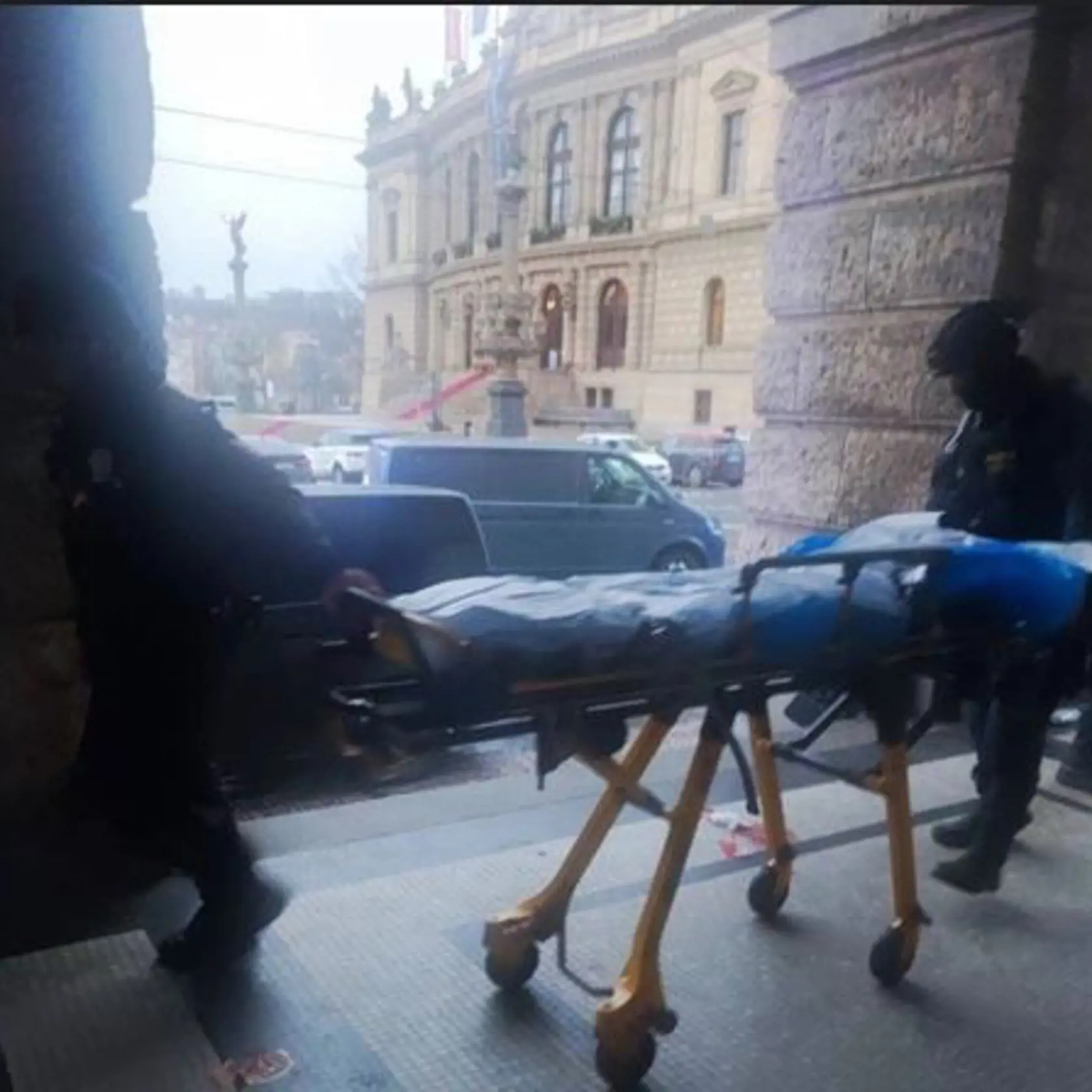 Zábery zo streľby v Prahe.