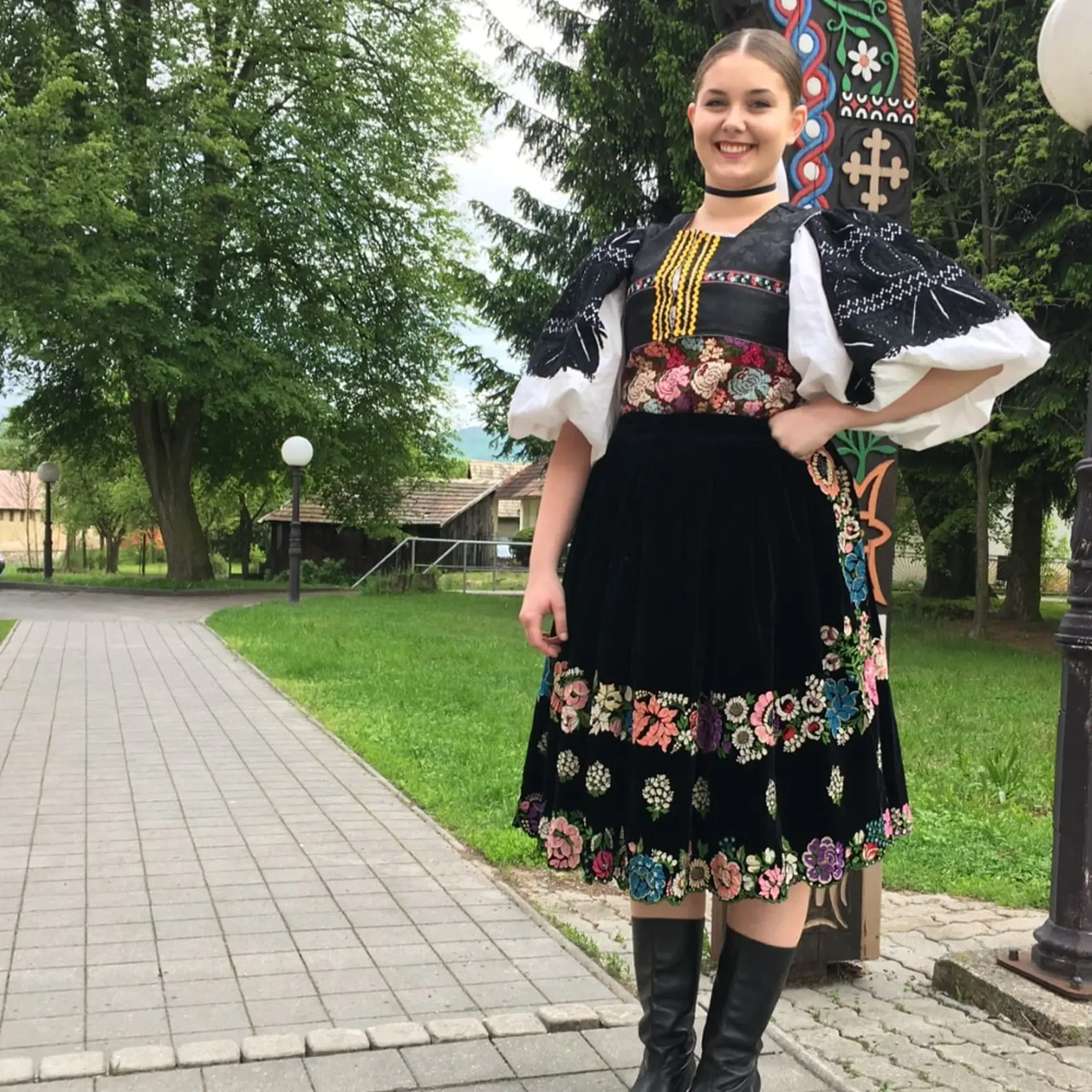 Ženské detvianske kroje krášlili unikátnymi výšivkami. Ženy v Detve dodnes vyšívajú tradičnou technikou - krivou ihlou na plátne, ktoré je napnuté na ráme. S postupom doby sa začali meniť aj materiály - začalo sa pracovať na zamate, kde prevládala širšia škála farebnosti výšiviek. Vzory pre svoje výšivky ženy brali z prírody okolo seba - boli to tvary podobné tulipánom, ružičkám, kolieskam, srdciam, zvončekom, slimáčikom, hviezdičkám, lístkom.