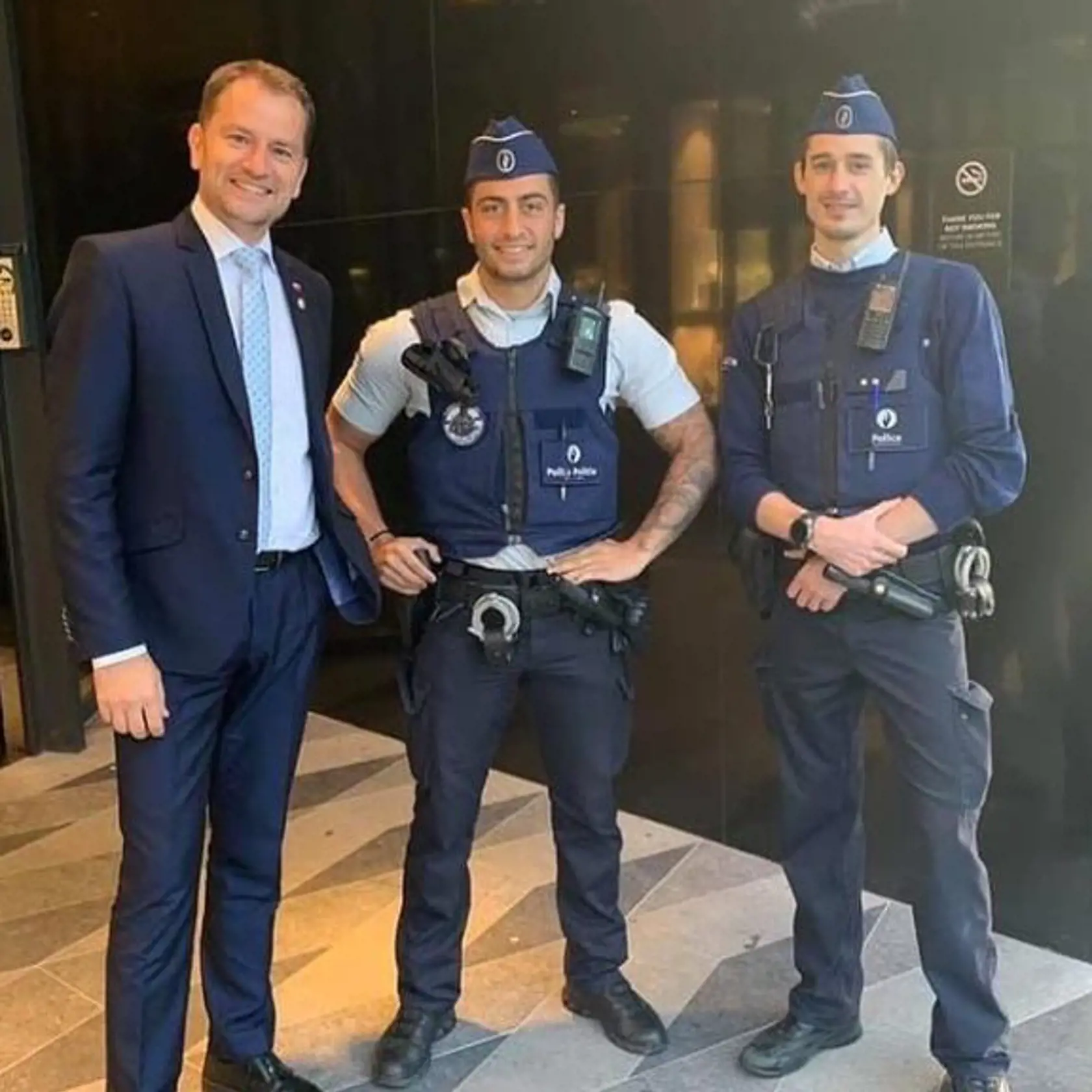 Igor Matovič - snímka z Bruselu (2020) - "Belgickí policajti pred našim ubytkom pozdravujú slovenské dievčatá, vraj najkrajšie široko-ďaleko♥️ Bruu noc"