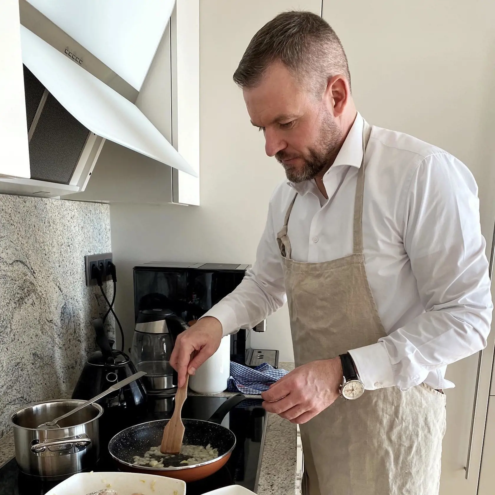Pellegrini by sa pokojne mohol živiť aj ako kuchár. Nabudúce by to však mohlo byť v rondone, alebo aspoň v niečom inom, ako v bielej košeli.