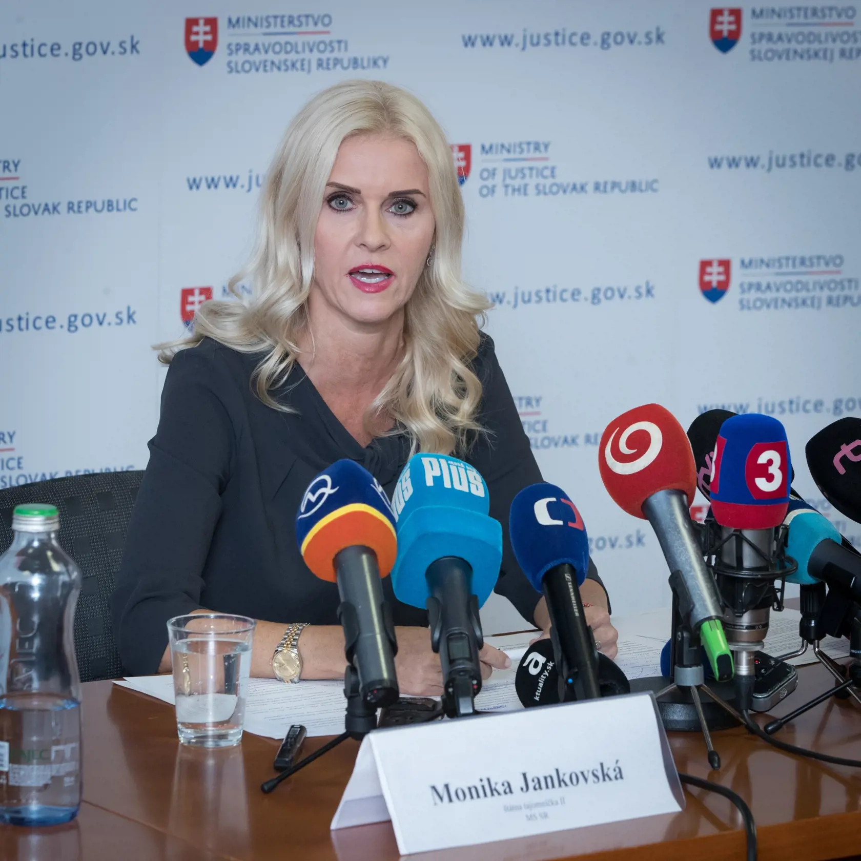 Bývalá štátna tajomníčka Monika Jankovská počas brífingu, na ktorom oznámila svoju demisiu.