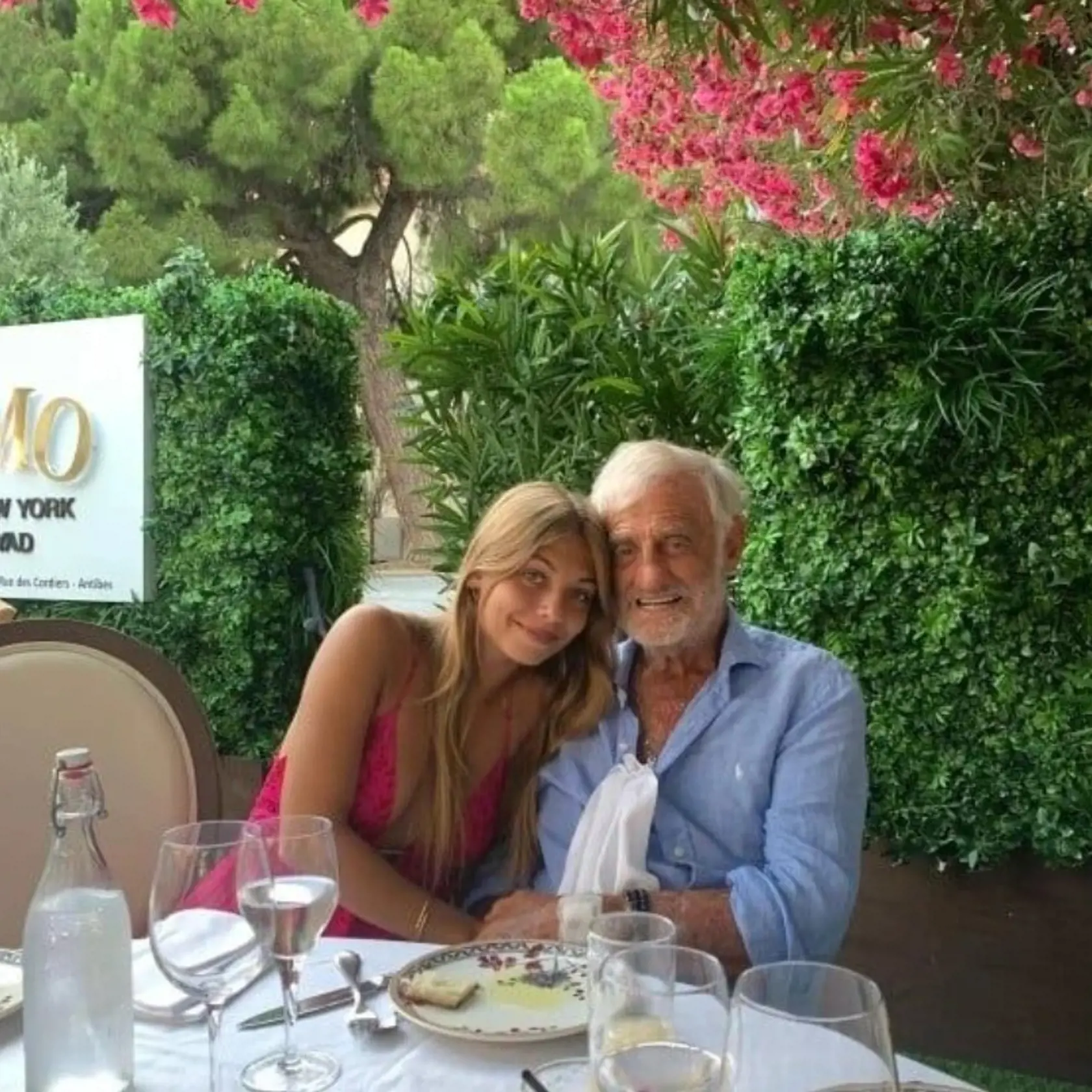 Keď mal Jean-Paul Belmondo 70 rokov, ukázal svetu, že muž v jeho rokoch nemusí patriť do starého železa a stále môže mať dostatok libida na počatie potomka. 13. augusta 2003 sa Jeanovi a jeho poslednej manželke Natty  narodila dcéra Stella Eva Angelina, ktorá za uplynulé roky vyrástla do krásy.