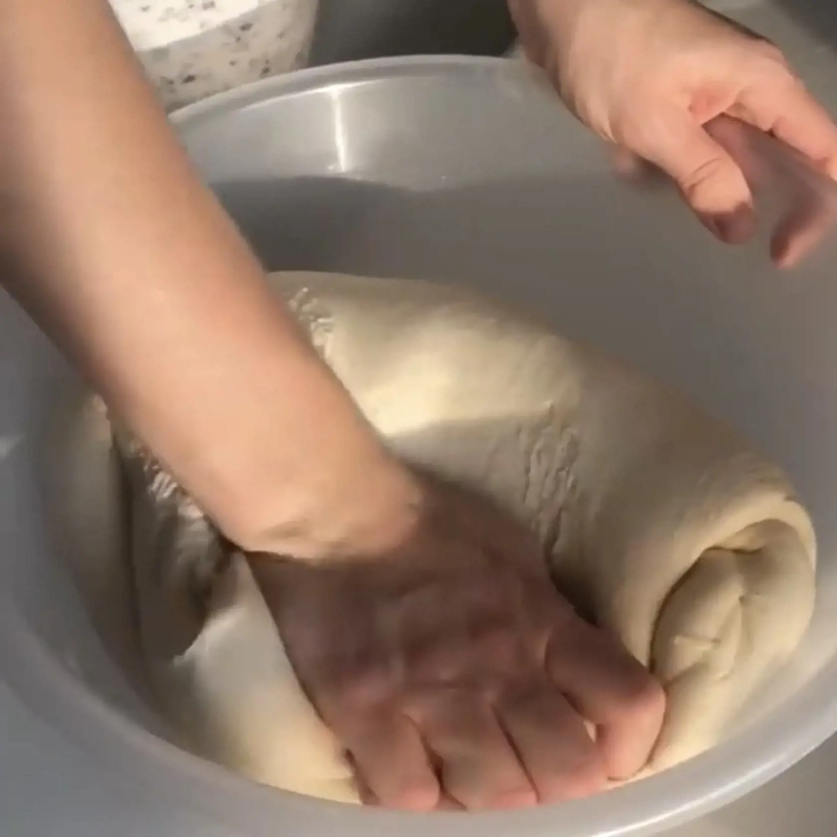 3. Miesenie a prekladanie: Následne pridáme soľ, dobre premiesime a necháme kvasiť 2 hodiny. Počas týchto 2 hodín cesto ručne v mise prekladáme aspoň 3x. Prekladaním získa svoju pevnosť a pružnosť.