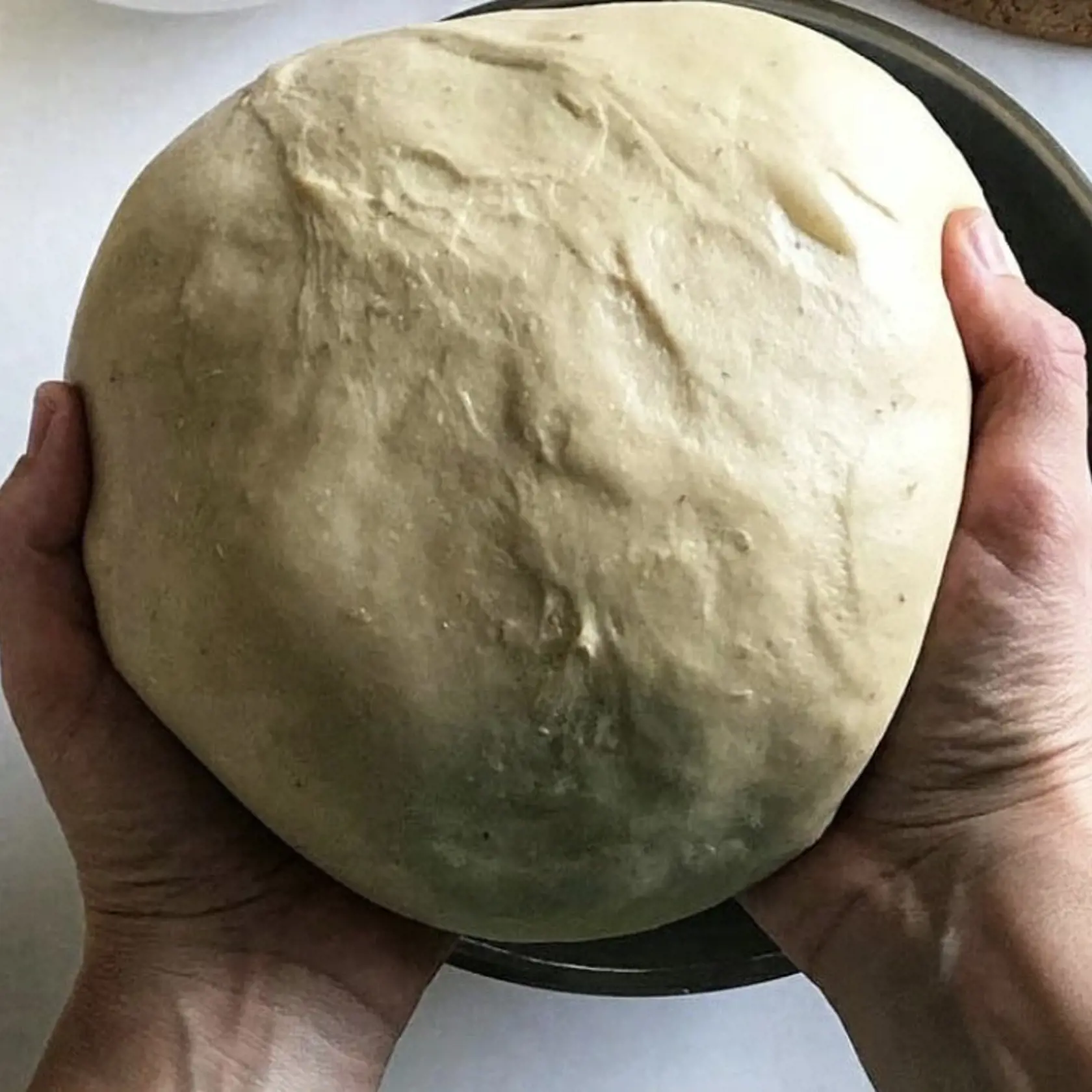 2. Príprava cesta: hotový rozkvas l 350 g hladká múka l170 g vlažná voda l2 ČL rasca l 2 ČL soľ  Zmiešame všetko okrem soli tak, aby v mise nezostalo suché miesto. Misu s cestom prikryjeme a necháme stáť 30 – 40 minút.