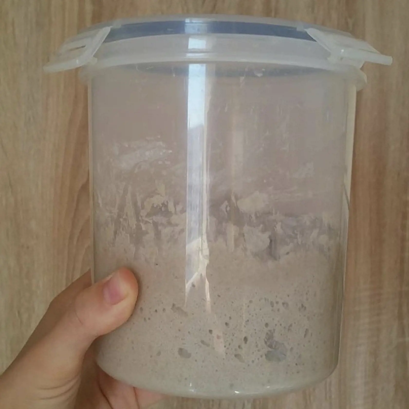 1. Pripravíme rozkvas: 120 g ražná múka l 30 g hladká múka l150 g vlažná voda l 1 PL kvások Všetko zamiešame v miske, prikryjeme a necháme na linke stáť 6-12 hodín, podľa sily kvásku. Rozkvas zdvojnásobí svoj objem a bude mať pekné bublinky.
