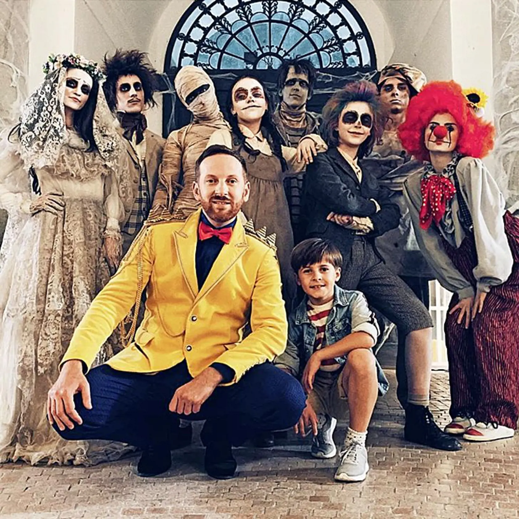 NA DEŤOCH NEŠETRÍ Štedro ich sponzoruje a pre ne nákladné videoklipy.