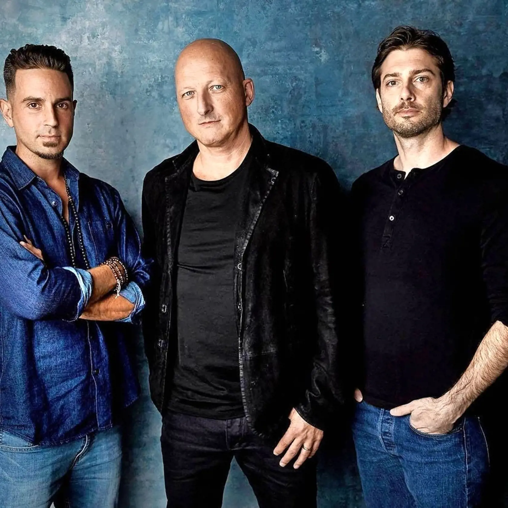 Wade Robson (vľavo), režisér filmu Leaving Neverland - Dan Reed a James Safechuck (vpravo).